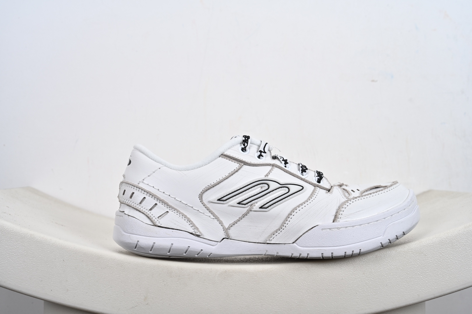 360 Balenciaga 巴黎世家 Hamptons 手工做旧款 牛皮革 复古圆头系带低帮休闲鞋 841765 WCURS 9000