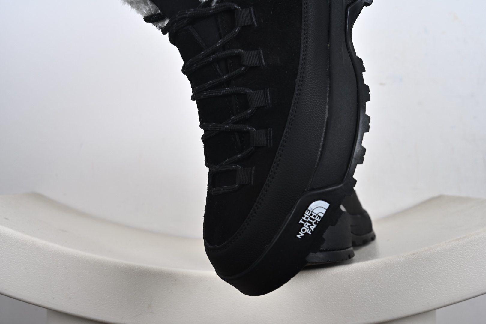 260 TheNorthFace 北面 中帮防泼水机能户外靴 经 DWR 防泼水处理的质感翻毛皮鞋面 NFOA8AD94QI-0A83