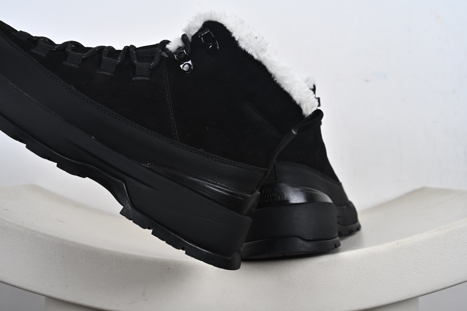 260 TheNorthFace 北面 中帮防泼水机能户外靴 经 DWR 防泼水处理的质感翻毛皮鞋面 NFOA8AD94QI-0A83