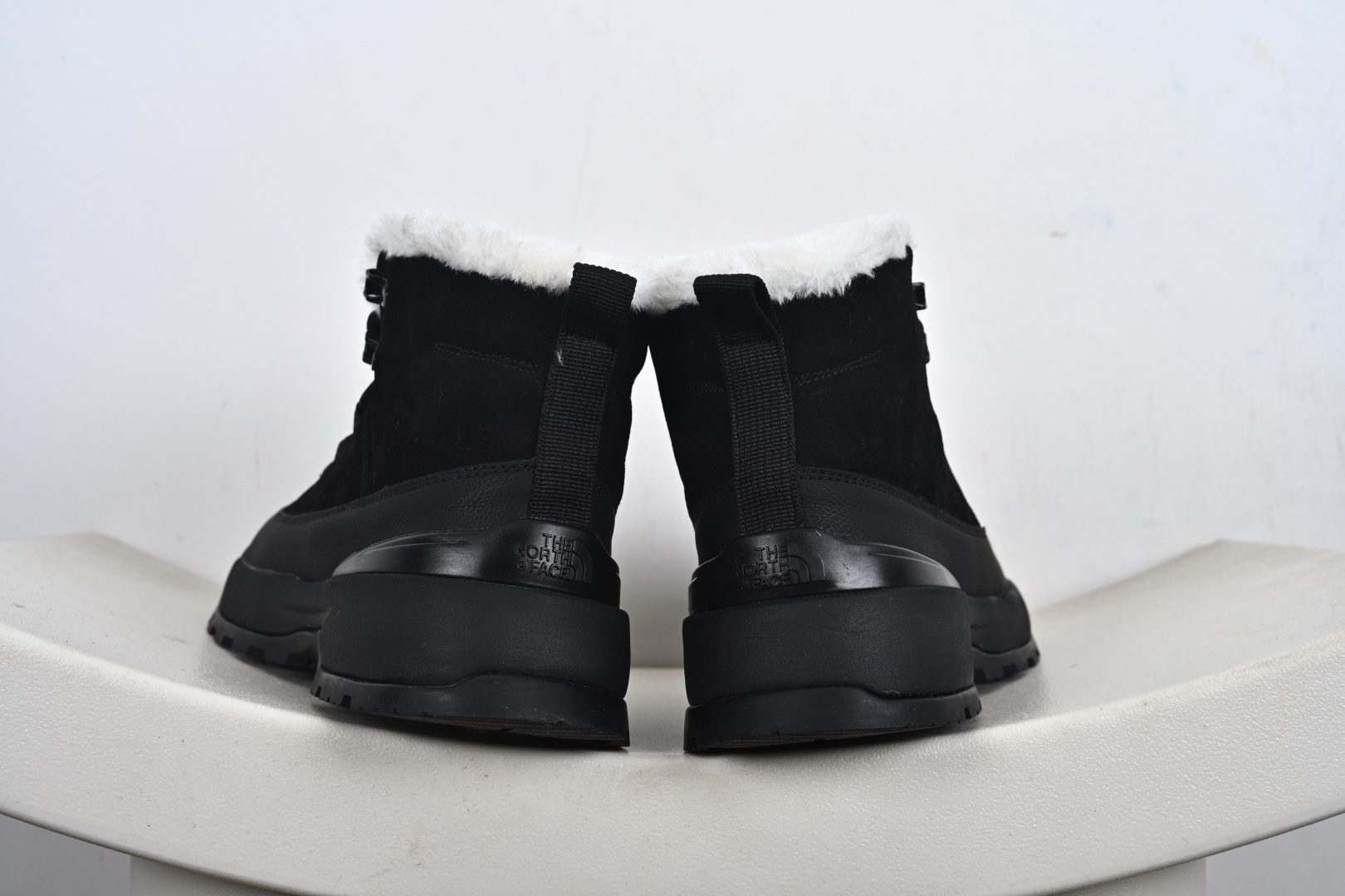 260 TheNorthFace 北面 中帮防泼水机能户外靴 经 DWR 防泼水处理的质感翻毛皮鞋面 NFOA8AD94QI-0A83