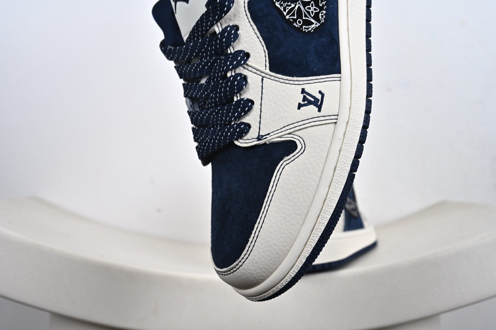 Air Jordan 1 Low “LV-联名黑勾印花白蓝''低帮文化篮球鞋 LB8888-002