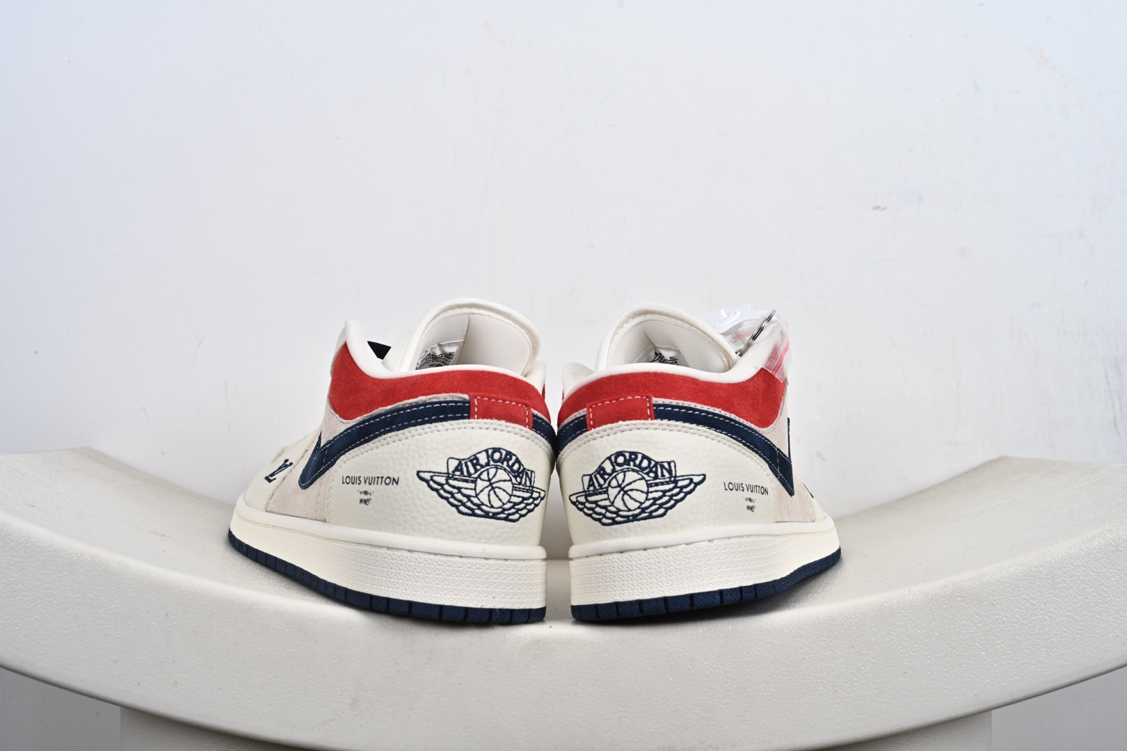 260 Louis Vuitton x Air Jordan 1 Low 米白红蓝猪八 LD8888-009