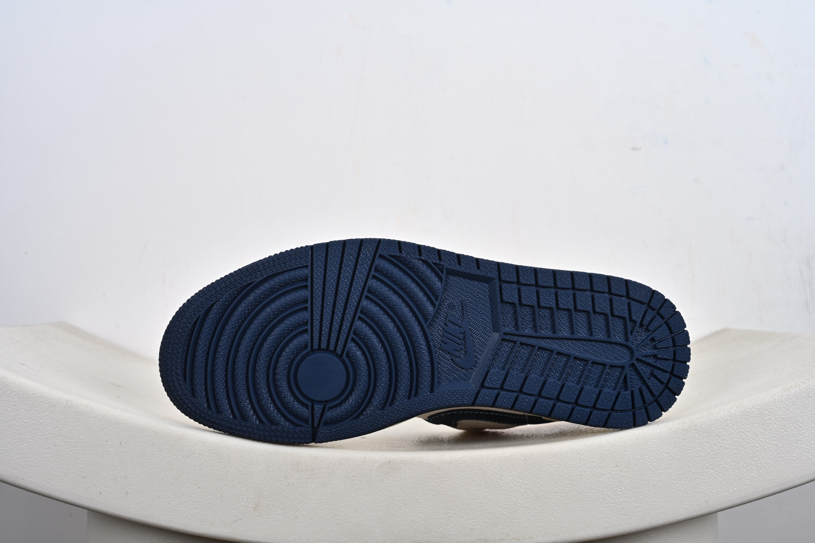 260 Louis Vuitton x Air Jordan 1 Low 米白红蓝猪八 LD8888-009