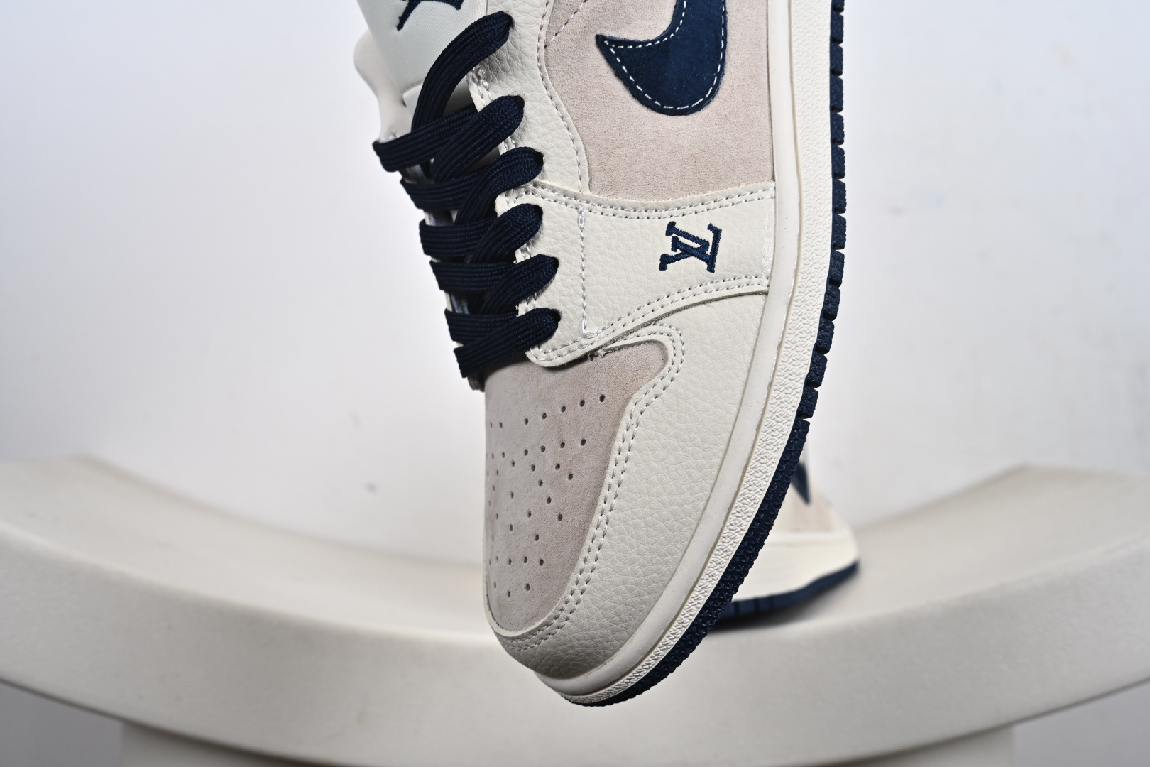 260 Louis Vuitton x Air Jordan 1 Low 米白红蓝猪八 LD8888-009