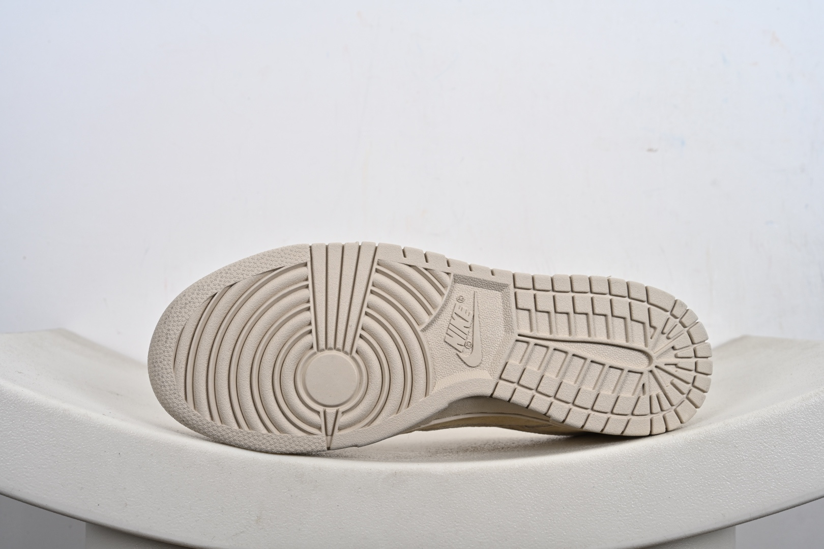 260 Supreme x Nike Dunk Low 米色猪八 SD8888-002