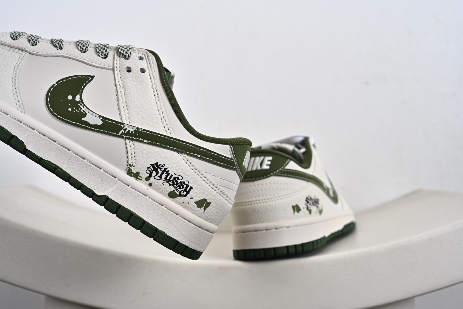 定制版Nike SB Dunk Low 斯图西联名 泼墨绿勾 周年高端定制 低帮休闲板鞋 XS6089-608