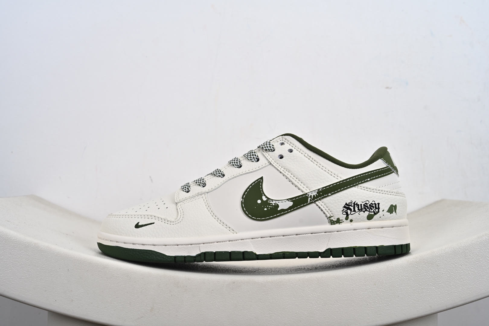 定制版Nike SB Dunk Low 斯图西联名 泼墨绿勾 周年高端定制 低帮休闲板鞋 XS6089-608