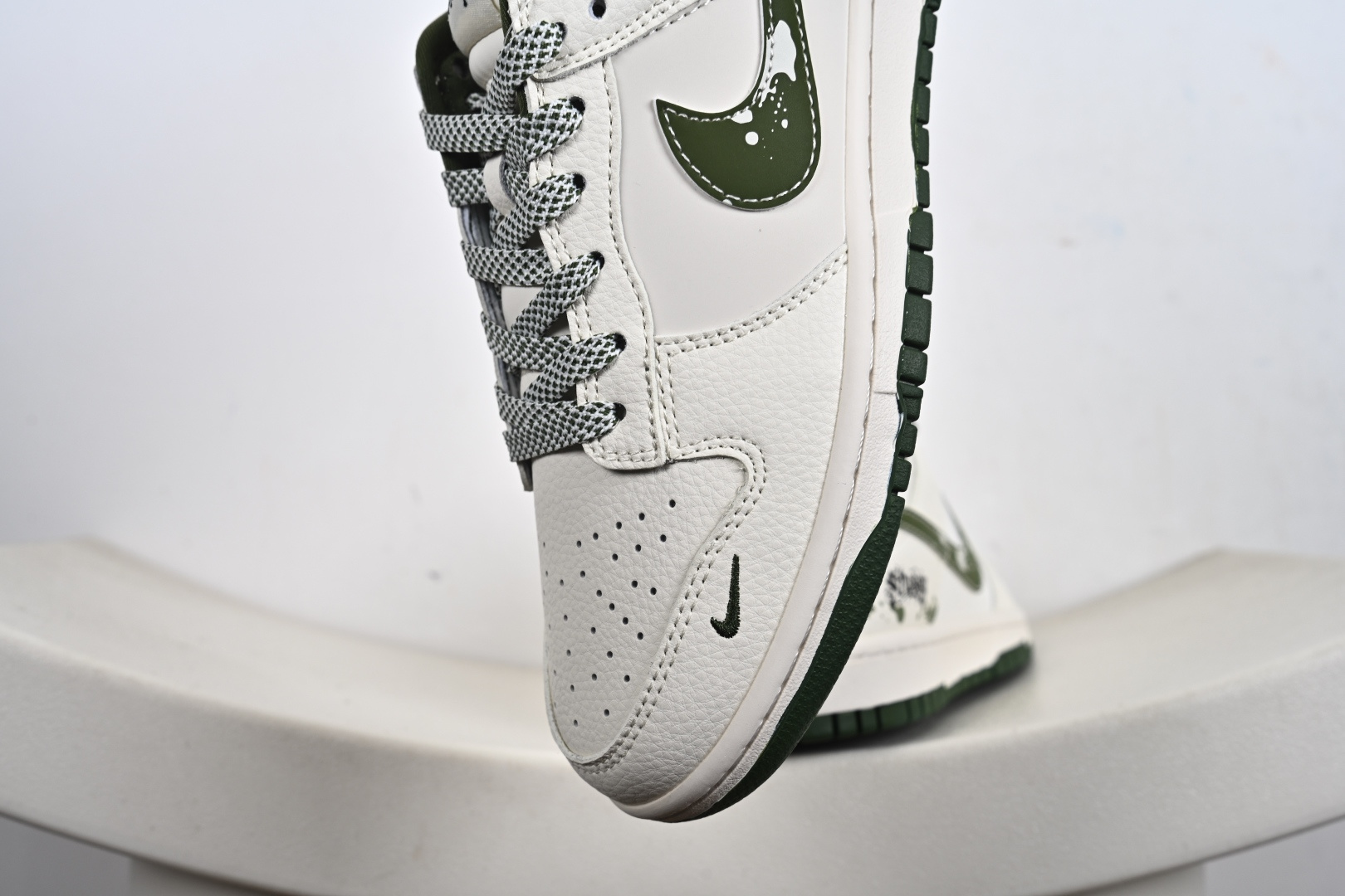 定制版Nike SB Dunk Low 斯图西联名 泼墨绿勾 周年高端定制 低帮休闲板鞋 XS6089-608