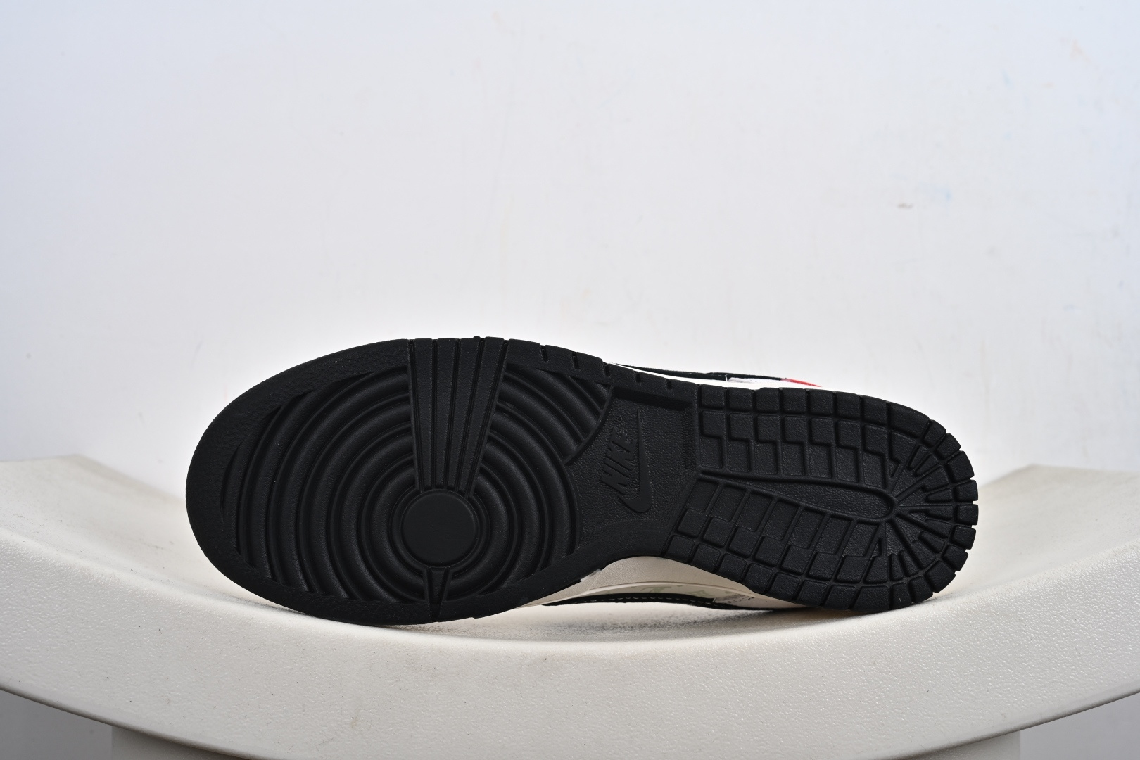 定制版Nike SB Dunk Low LV联名 灰猪八红黑小勾 周年高端定制 低帮休闲板鞋 CX5050-Y11-莆田鞋,莆田鞋货源,高仿鞋,高仿鞋货源,安福档口,莆田高仿鞋,莆田鞋批发,高仿鞋批发,莆田高仿运动鞋,高仿运动鞋,莆田运动鞋 定制版Nike SB Dunk Low LV联名 灰猪八红黑小勾 周年高端定制 低帮休闲板鞋 CX5050-Y11