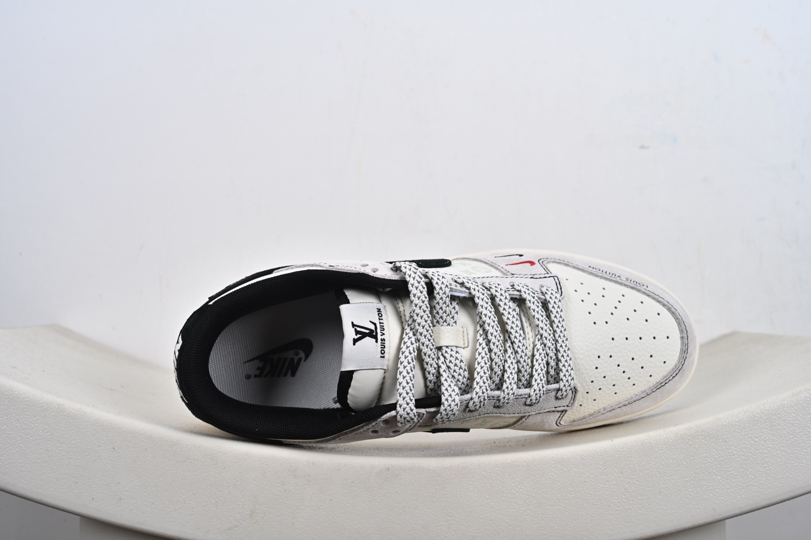 定制版Nike SB Dunk Low LV联名 灰猪八红黑小勾 周年高端定制 低帮休闲板鞋 CX5050-Y11-莆田鞋,莆田鞋货源,高仿鞋,高仿鞋货源,安福档口,莆田高仿鞋,莆田鞋批发,高仿鞋批发,莆田高仿运动鞋,高仿运动鞋,莆田运动鞋 定制版Nike SB Dunk Low LV联名 灰猪八红黑小勾 周年高端定制 低帮休闲板鞋 CX5050-Y11