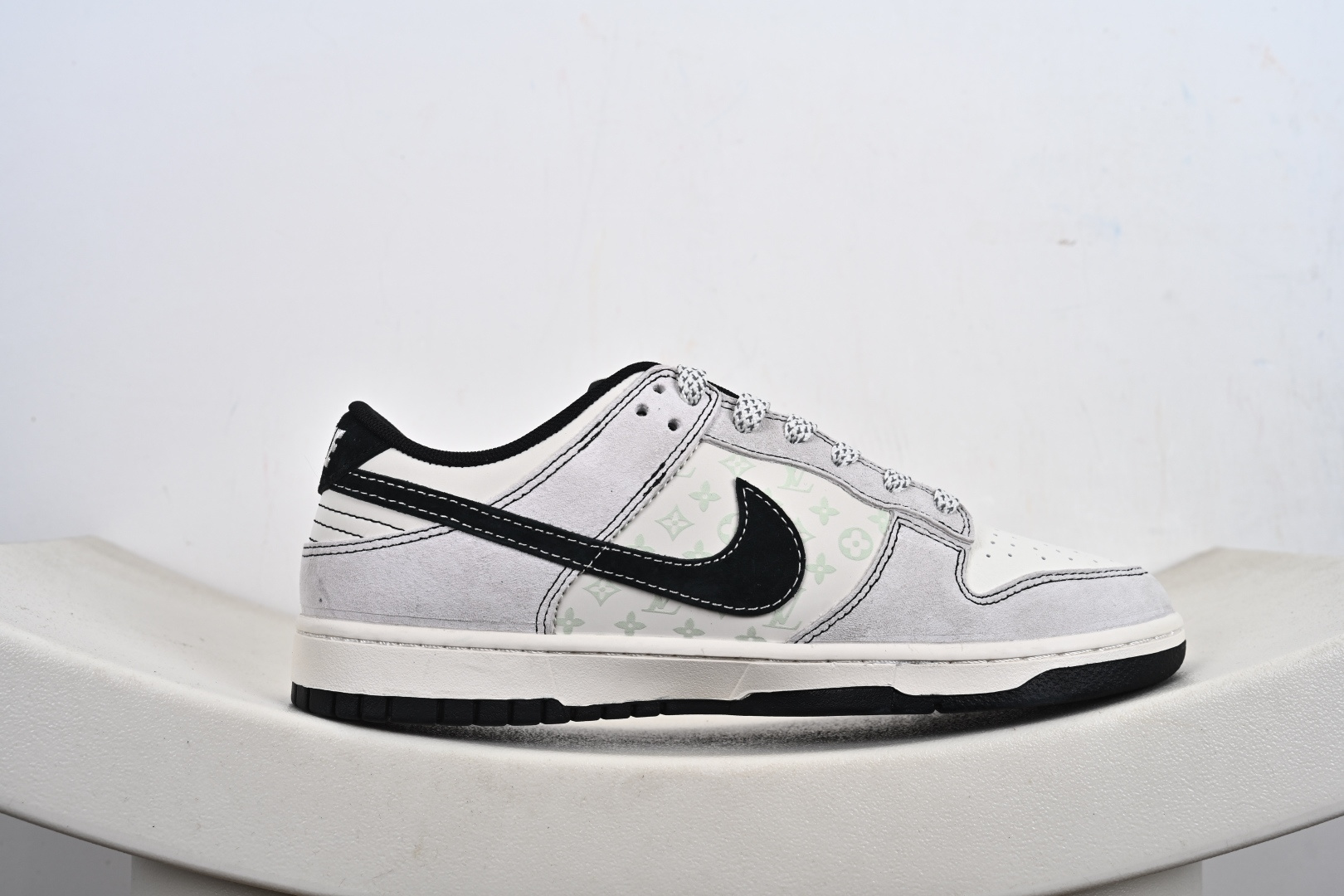 定制版Nike SB Dunk Low LV联名 灰猪八红黑小勾 周年高端定制 低帮休闲板鞋 CX5050-Y11-莆田鞋,莆田鞋货源,高仿鞋,高仿鞋货源,安福档口,莆田高仿鞋,莆田鞋批发,高仿鞋批发,莆田高仿运动鞋,高仿运动鞋,莆田运动鞋 定制版Nike SB Dunk Low LV联名 灰猪八红黑小勾 周年高端定制 低帮休闲板鞋 CX5050-Y11
