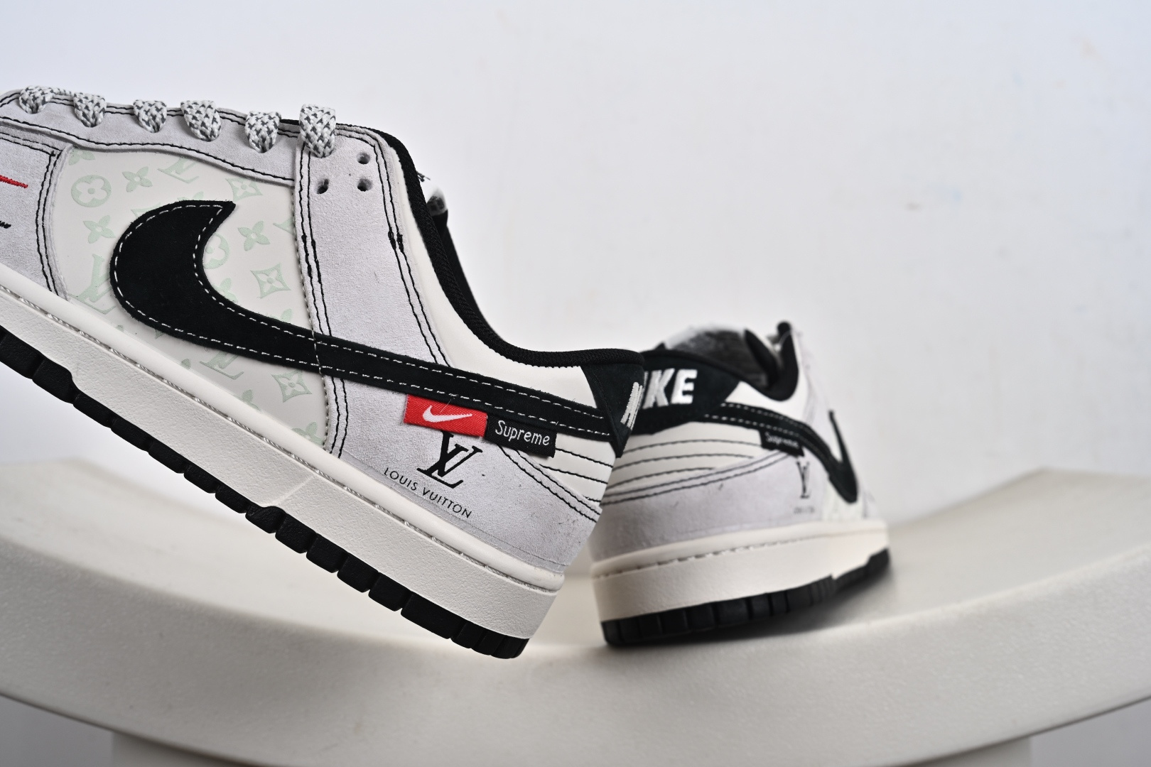 定制版Nike SB Dunk Low LV联名 灰猪八红黑小勾 周年高端定制 低帮休闲板鞋 CX5050-Y11-莆田鞋,莆田鞋货源,高仿鞋,高仿鞋货源,安福档口,莆田高仿鞋,莆田鞋批发,高仿鞋批发,莆田高仿运动鞋,高仿运动鞋,莆田运动鞋 定制版Nike SB Dunk Low LV联名 灰猪八红黑小勾 周年高端定制 低帮休闲板鞋 CX5050-Y11