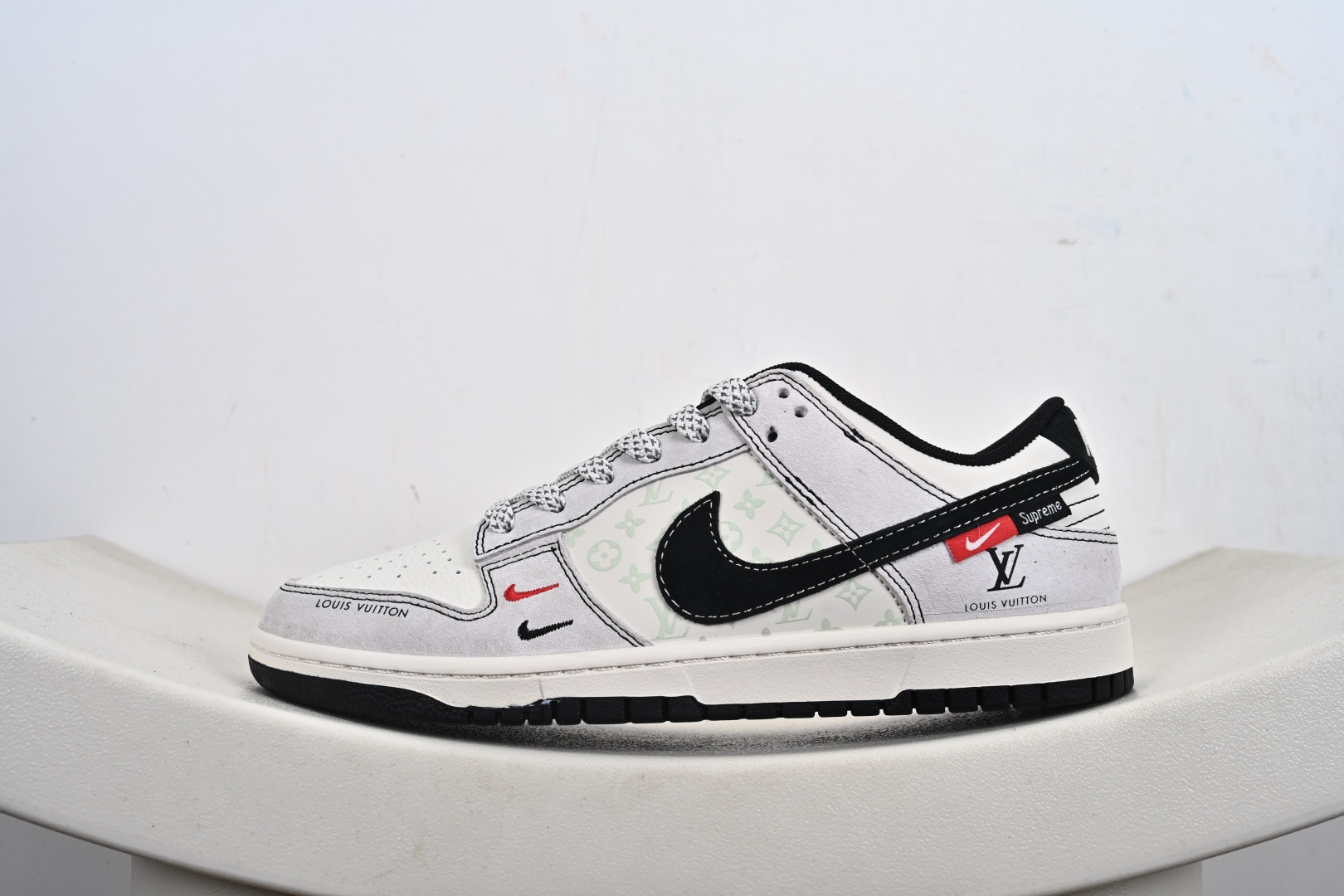 定制版Nike SB Dunk Low LV联名 灰猪八红黑小勾 周年高端定制 低帮休闲板鞋 CX5050-Y11-莆田鞋,莆田鞋货源,高仿鞋,高仿鞋货源,安福档口,莆田高仿鞋,莆田鞋批发,高仿鞋批发,莆田高仿运动鞋,高仿运动鞋,莆田运动鞋 定制版Nike SB Dunk Low LV联名 灰猪八红黑小勾 周年高端定制 低帮休闲板鞋 CX5050-Y11