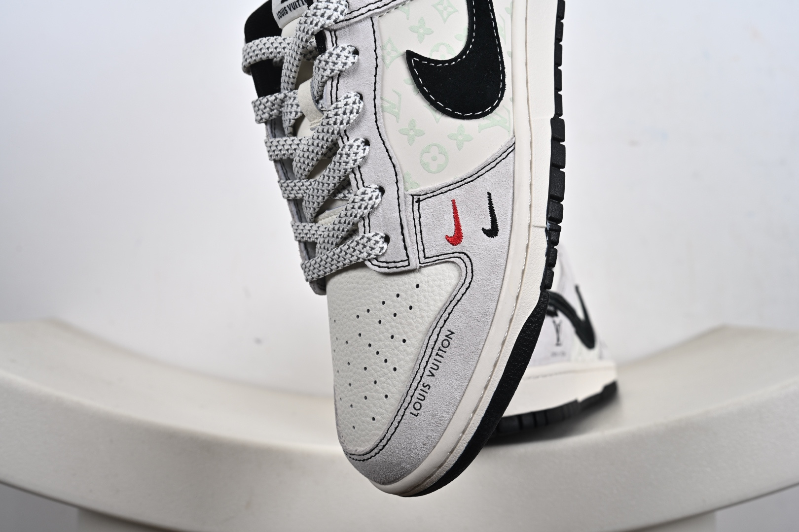 定制版Nike SB Dunk Low LV联名 灰猪八红黑小勾 周年高端定制 低帮休闲板鞋 CX5050-Y11-莆田鞋,莆田鞋货源,高仿鞋,高仿鞋货源,安福档口,莆田高仿鞋,莆田鞋批发,高仿鞋批发,莆田高仿运动鞋,高仿运动鞋,莆田运动鞋 定制版Nike SB Dunk Low LV联名 灰猪八红黑小勾 周年高端定制 低帮休闲板鞋 CX5050-Y11