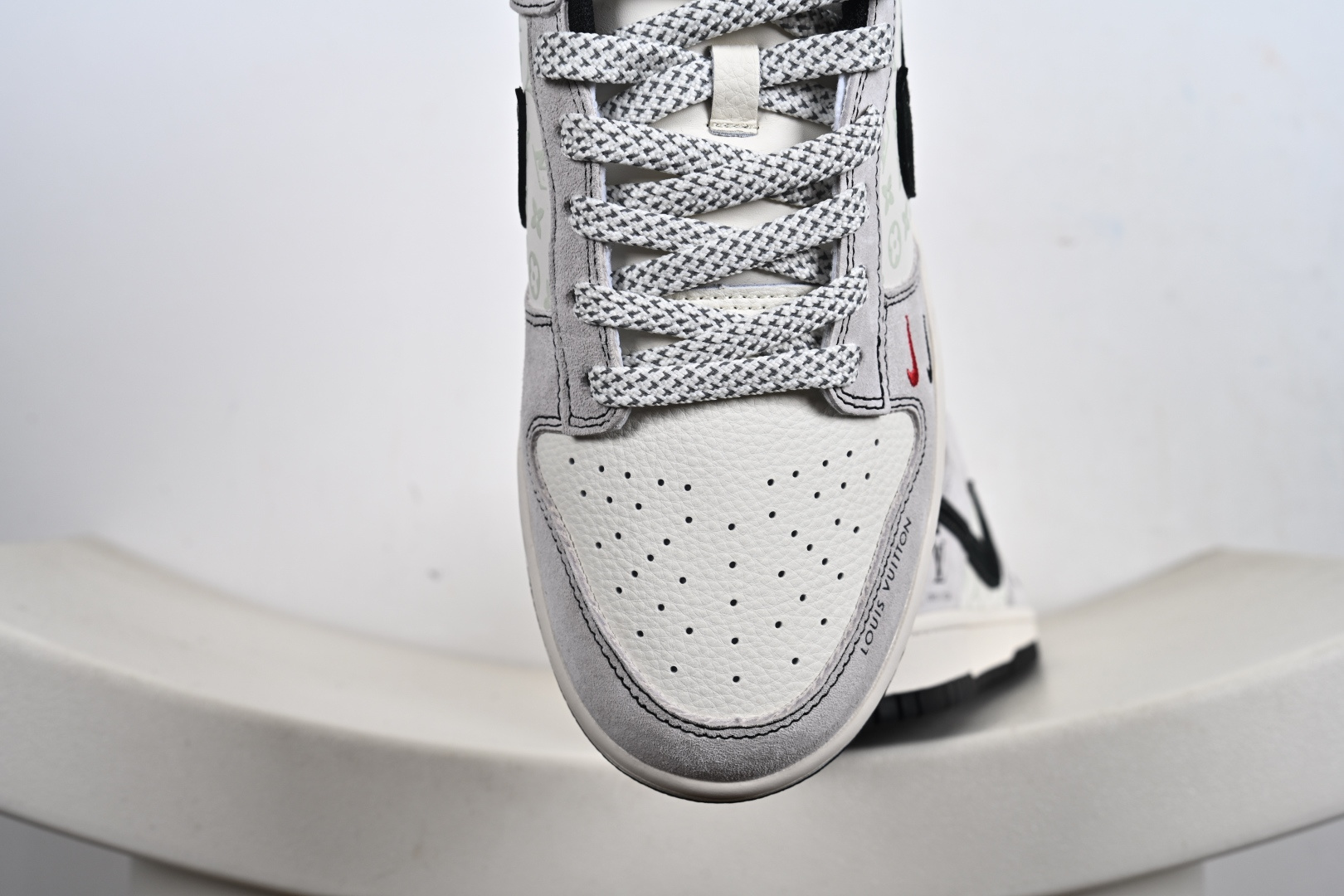 定制版Nike SB Dunk Low LV联名 灰猪八红黑小勾 周年高端定制 低帮休闲板鞋 CX5050-Y11-莆田鞋,莆田鞋货源,高仿鞋,高仿鞋货源,安福档口,莆田高仿鞋,莆田鞋批发,高仿鞋批发,莆田高仿运动鞋,高仿运动鞋,莆田运动鞋 定制版Nike SB Dunk Low LV联名 灰猪八红黑小勾 周年高端定制 低帮休闲板鞋 CX5050-Y11