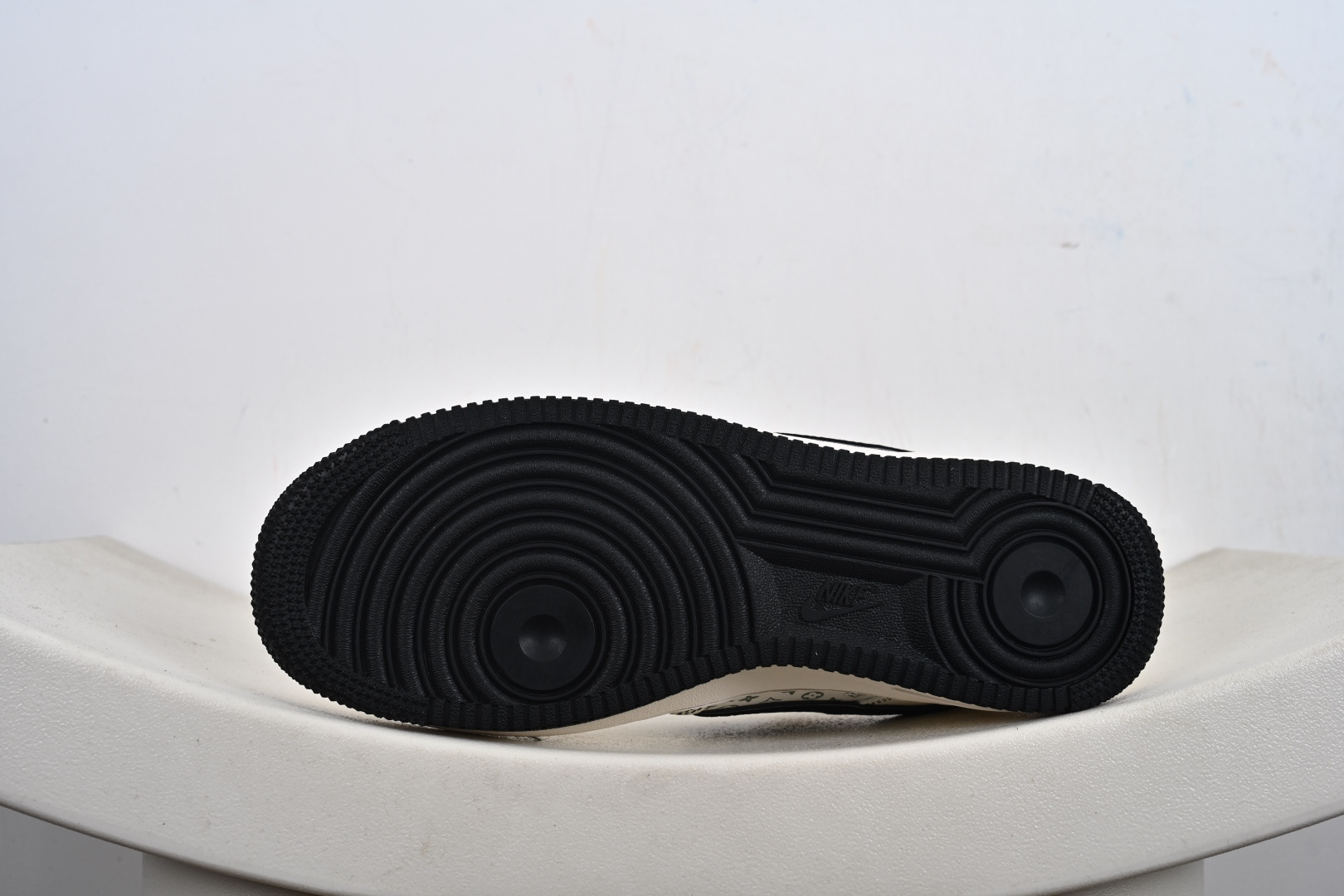 定制版Nike Air Force 1'07 Low LV联名 印花米黑勾 空军一号 低帮休闲板鞋 HH7518-080-莆田鞋,莆田鞋货源,高仿鞋,高仿鞋货源,安福档口,莆田高仿鞋,莆田鞋批发,高仿鞋批发,莆田高仿运动鞋,高仿运动鞋,莆田运动鞋 定制版Nike Air Force 1'07 Low LV联名 印花米黑勾 空军一号 低帮休闲板鞋 HH7518-080