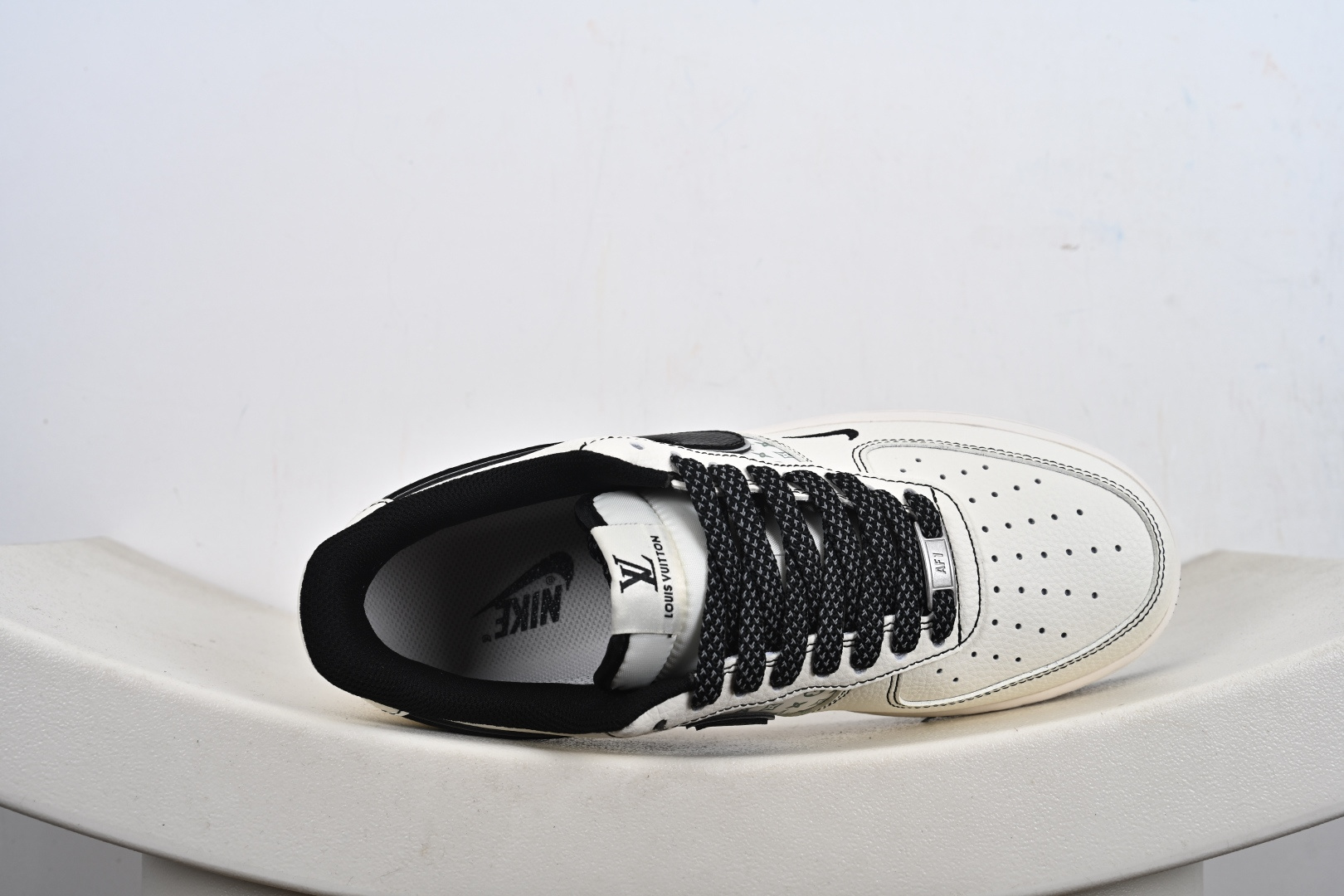 定制版Nike Air Force 1'07 Low LV联名 印花米黑勾 空军一号 低帮休闲板鞋 HH7518-080-莆田鞋,莆田鞋货源,高仿鞋,高仿鞋货源,安福档口,莆田高仿鞋,莆田鞋批发,高仿鞋批发,莆田高仿运动鞋,高仿运动鞋,莆田运动鞋 定制版Nike Air Force 1'07 Low LV联名 印花米黑勾 空军一号 低帮休闲板鞋 HH7518-080