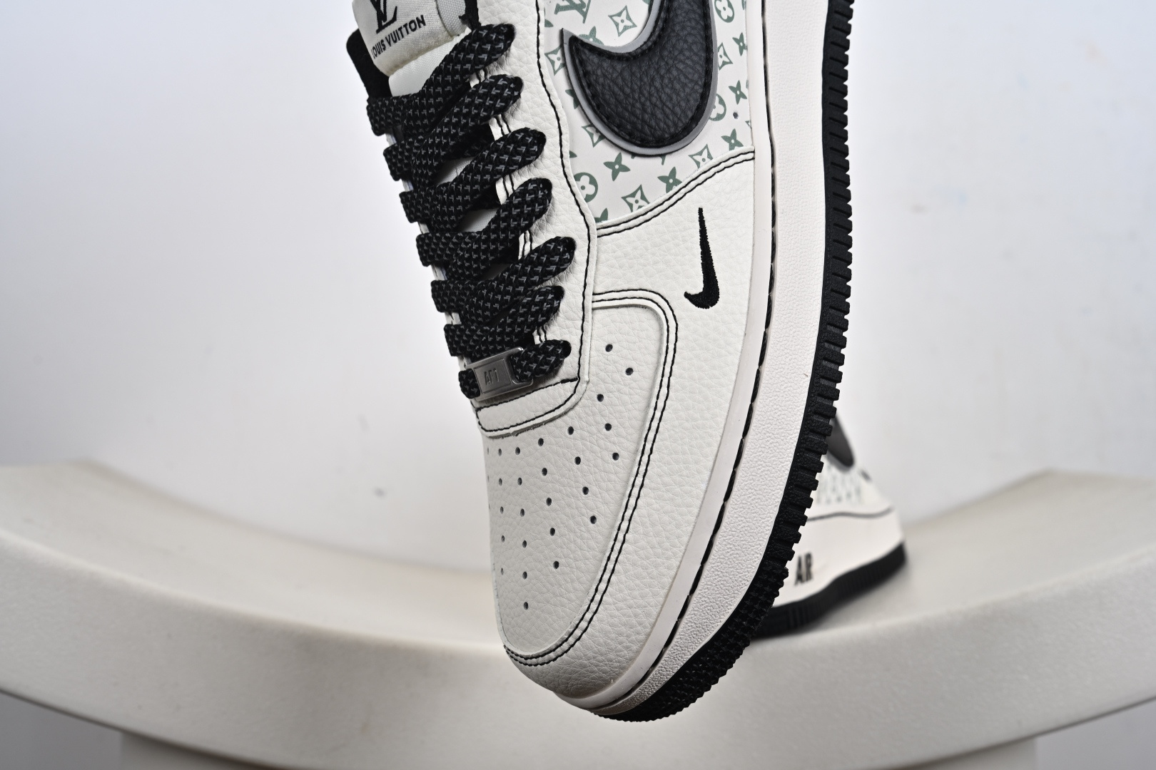 定制版Nike Air Force 1'07 Low LV联名 印花米黑勾 空军一号 低帮休闲板鞋 HH7518-080-莆田鞋,莆田鞋货源,高仿鞋,高仿鞋货源,安福档口,莆田高仿鞋,莆田鞋批发,高仿鞋批发,莆田高仿运动鞋,高仿运动鞋,莆田运动鞋 定制版Nike Air Force 1'07 Low LV联名 印花米黑勾 空军一号 低帮休闲板鞋 HH7518-080
