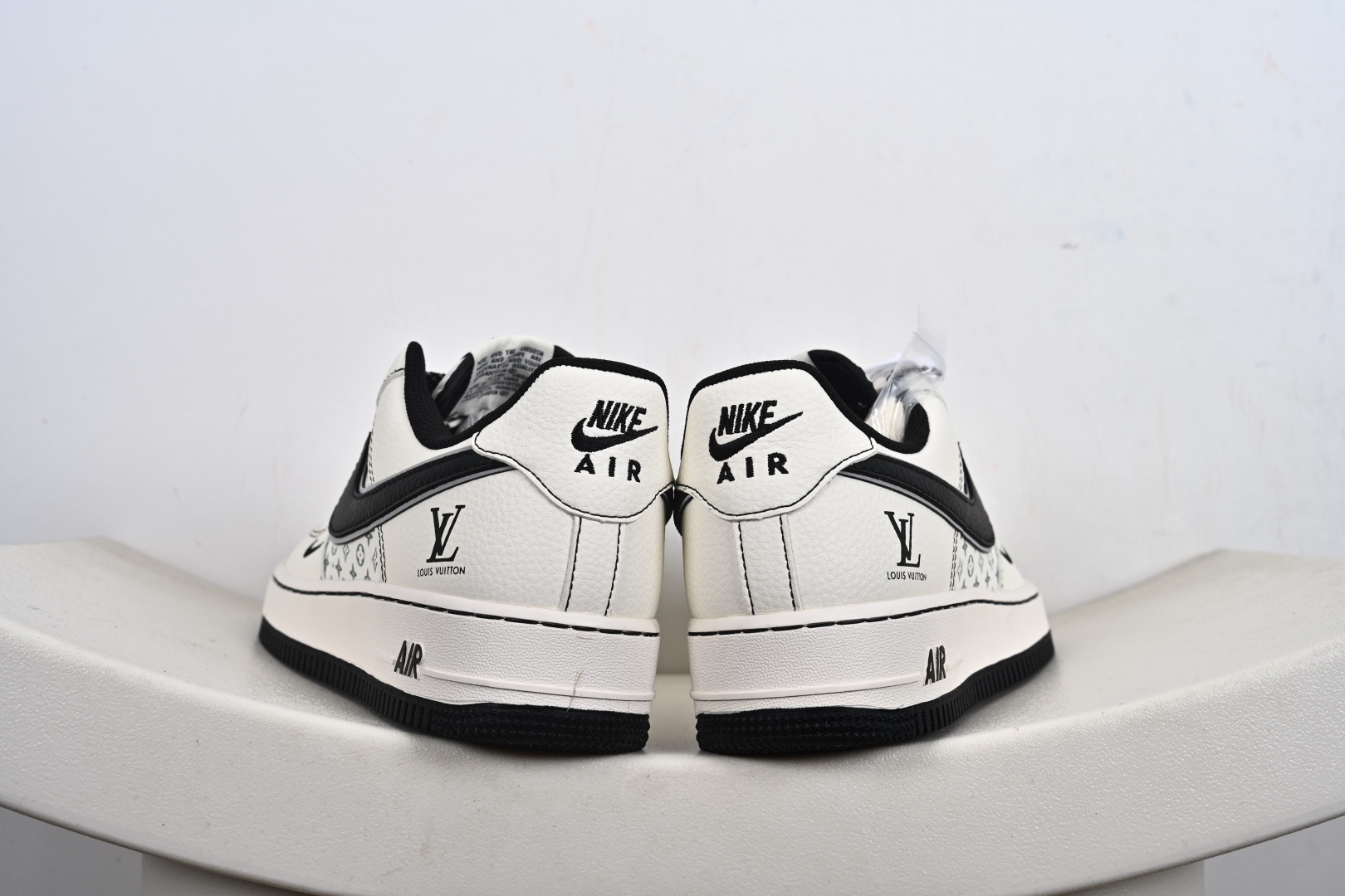 定制版Nike Air Force 1'07 Low LV联名 印花米黑勾 空军一号 低帮休闲板鞋 HH7518-080-莆田鞋,莆田鞋货源,高仿鞋,高仿鞋货源,安福档口,莆田高仿鞋,莆田鞋批发,高仿鞋批发,莆田高仿运动鞋,高仿运动鞋,莆田运动鞋 定制版Nike Air Force 1'07 Low LV联名 印花米黑勾 空军一号 低帮休闲板鞋 HH7518-080