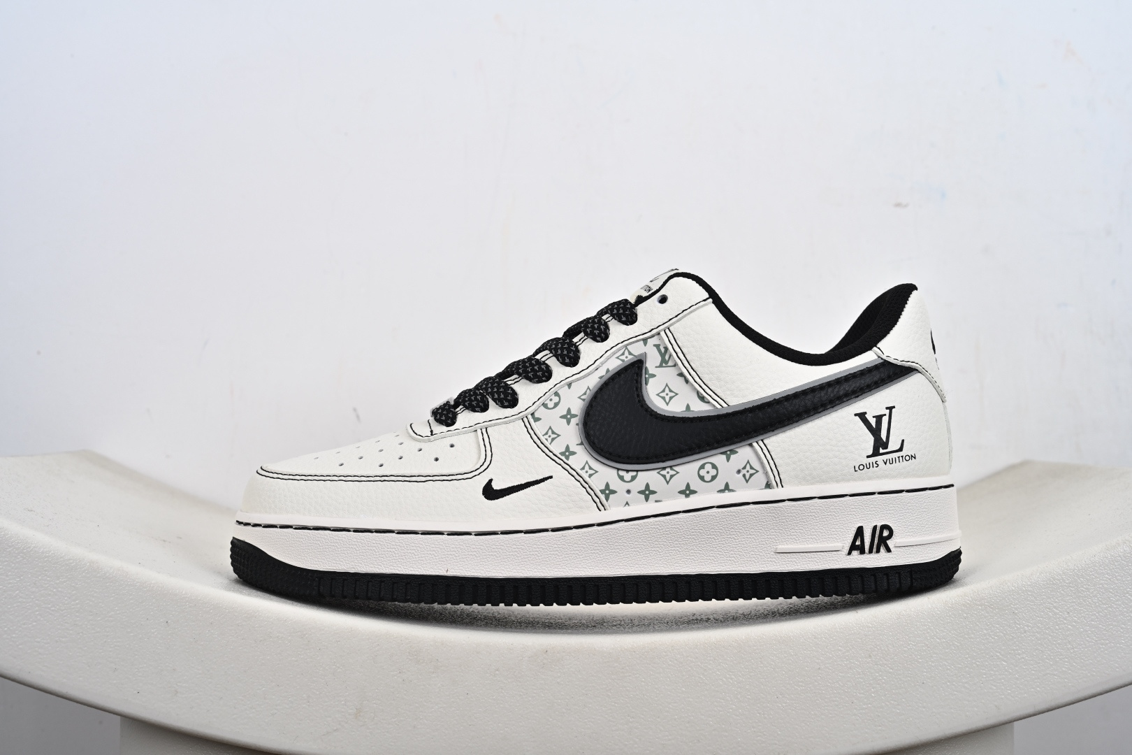 定制版Nike Air Force 1'07 Low LV联名 印花米黑勾 空军一号 低帮休闲板鞋 HH7518-080-莆田鞋,莆田鞋货源,高仿鞋,高仿鞋货源,安福档口,莆田高仿鞋,莆田鞋批发,高仿鞋批发,莆田高仿运动鞋,高仿运动鞋,莆田运动鞋 定制版Nike Air Force 1'07 Low LV联名 印花米黑勾 空军一号 低帮休闲板鞋 HH7518-080