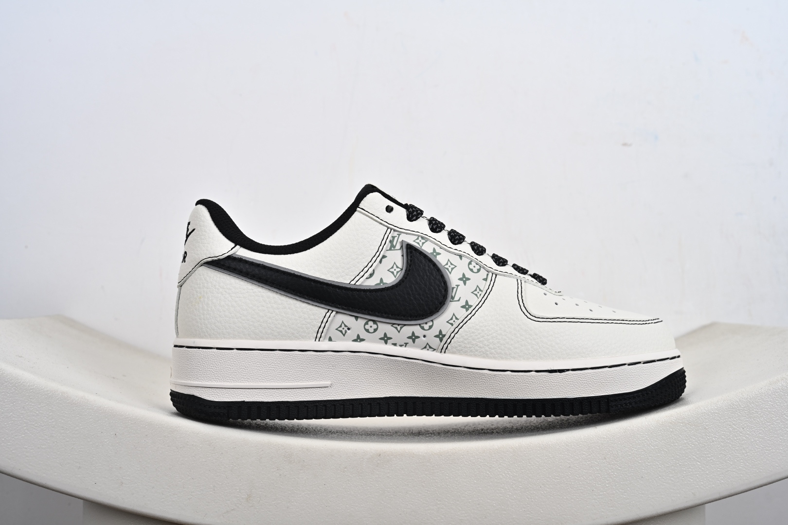 定制版Nike Air Force 1'07 Low LV联名 印花米黑勾 空军一号 低帮休闲板鞋 HH7518-080-莆田鞋,莆田鞋货源,高仿鞋,高仿鞋货源,安福档口,莆田高仿鞋,莆田鞋批发,高仿鞋批发,莆田高仿运动鞋,高仿运动鞋,莆田运动鞋 定制版Nike Air Force 1'07 Low LV联名 印花米黑勾 空军一号 低帮休闲板鞋 HH7518-080