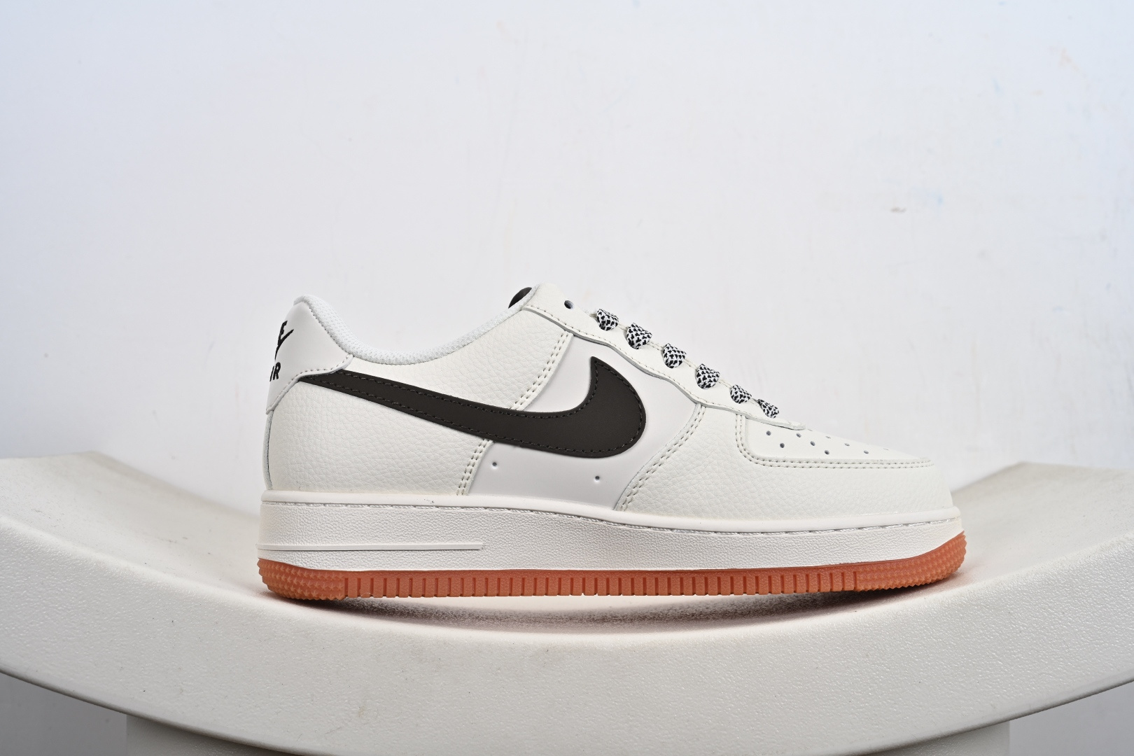 Nike Air Force 1'07 Low 联名 爱心米黑生胶 空军一号低帮休闲板鞋 QW5836-027