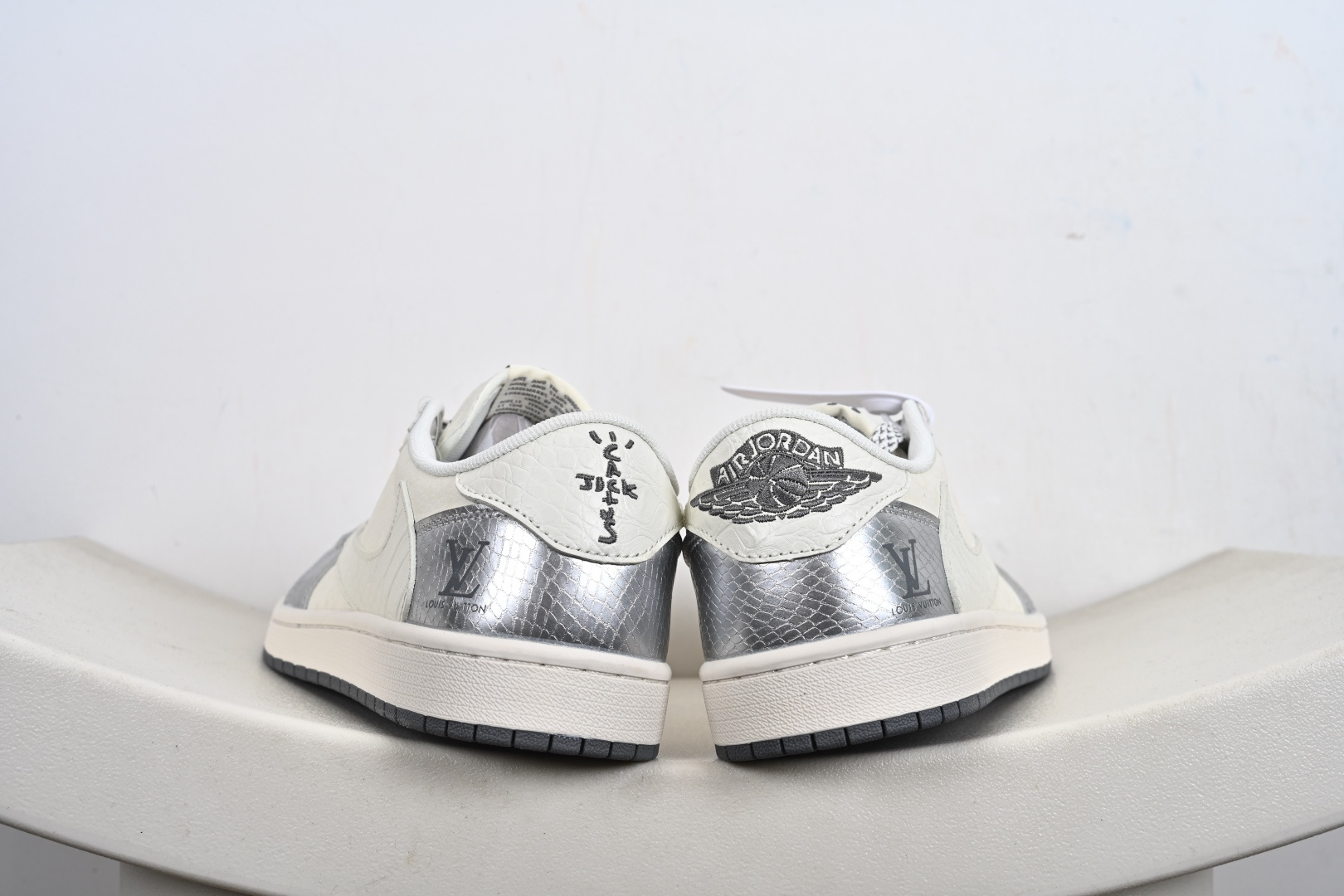 Fragment x Travis Scott x LV Air Jordan 1 Low 三方联名倒钩 XS7089-614