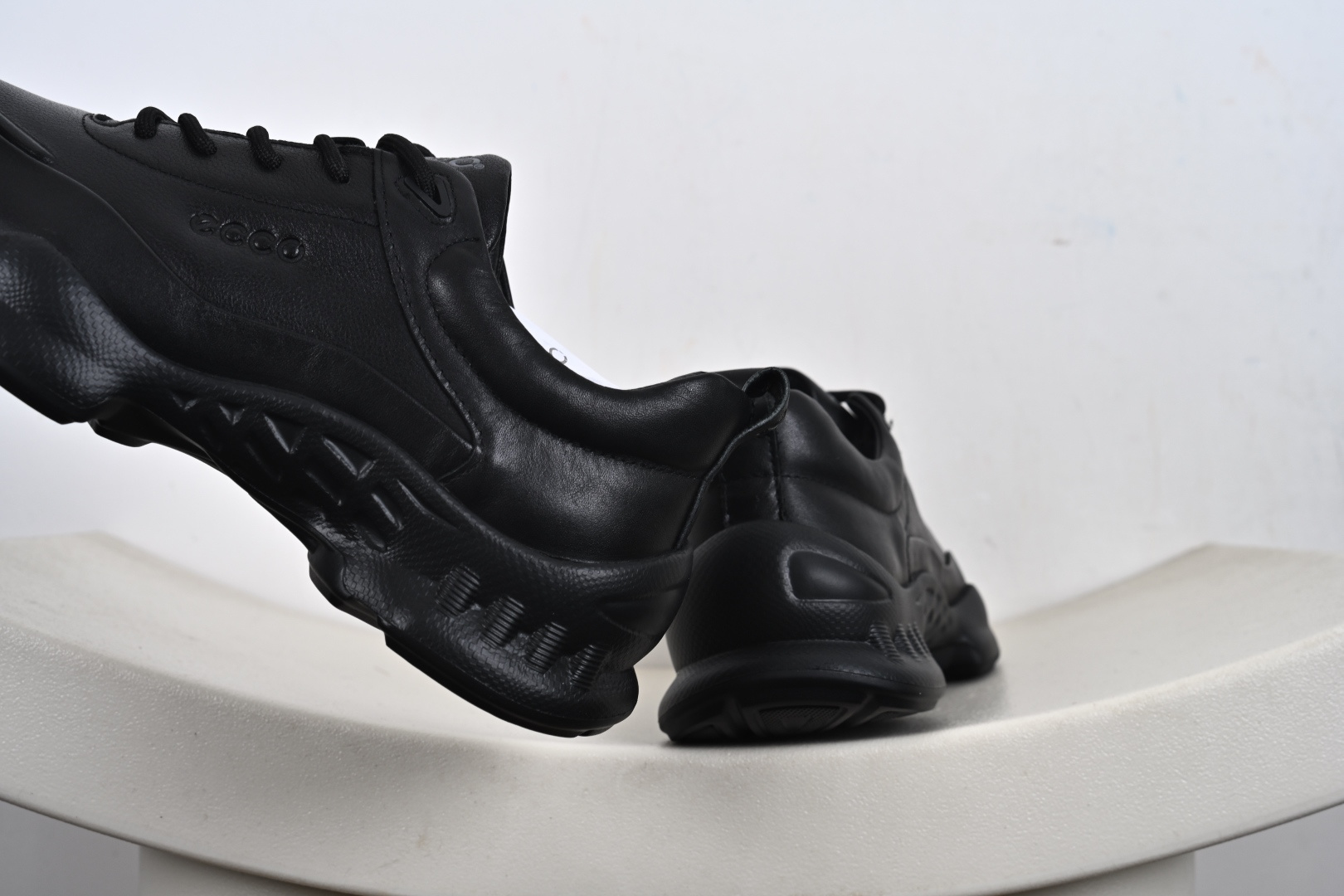 300 爱步运动鞋男鞋 秋冬真皮休闲防滑跑步鞋 825101