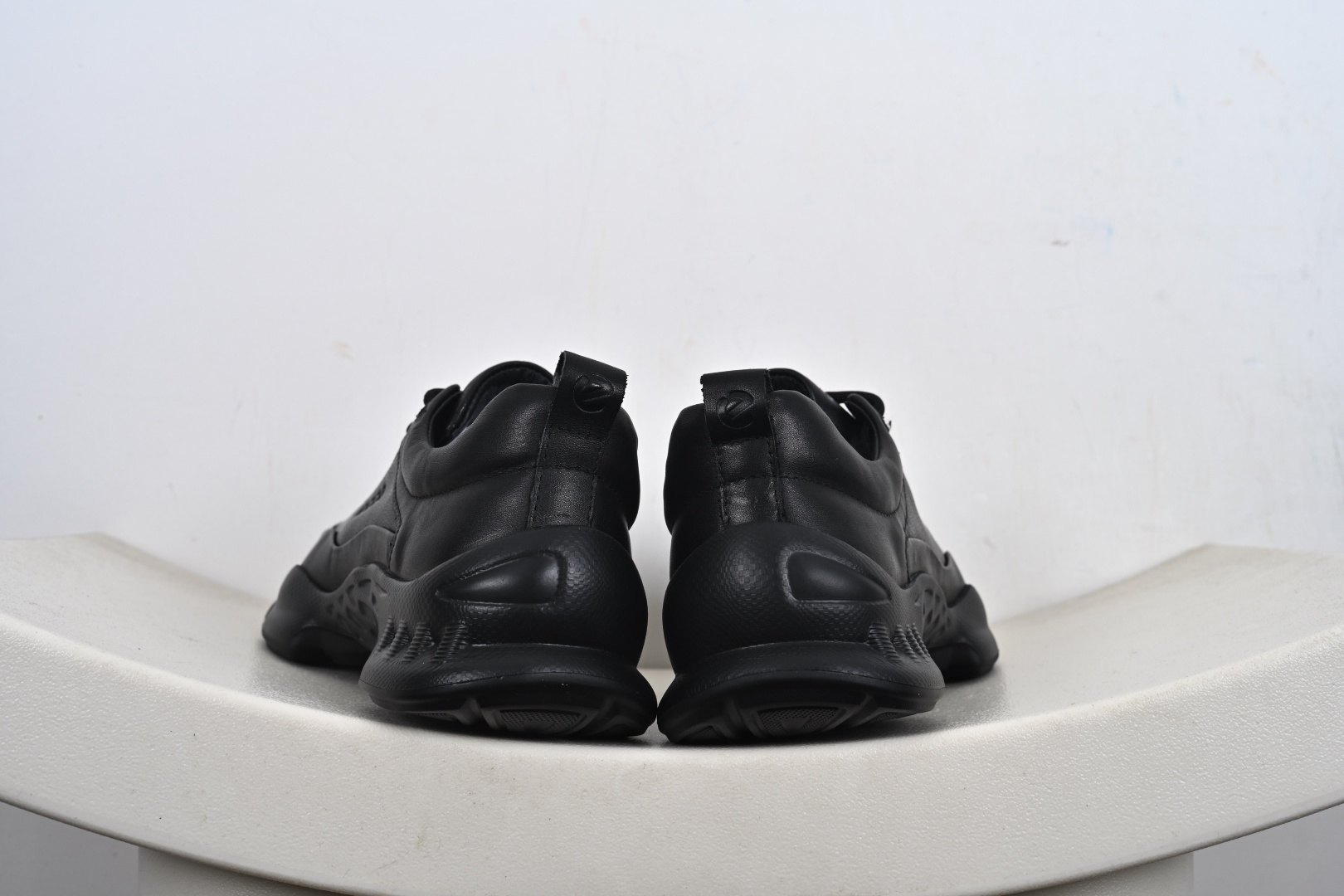 300 爱步运动鞋男鞋 秋冬真皮休闲防滑跑步鞋 825101