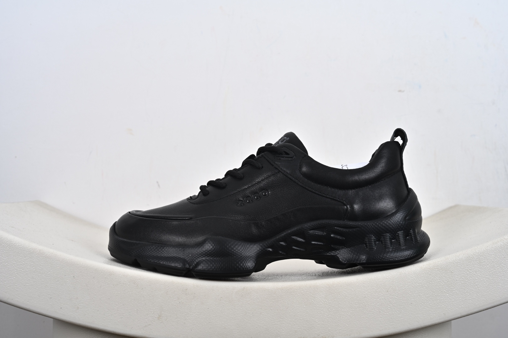 300 爱步运动鞋男鞋 秋冬真皮休闲防滑跑步鞋 825101