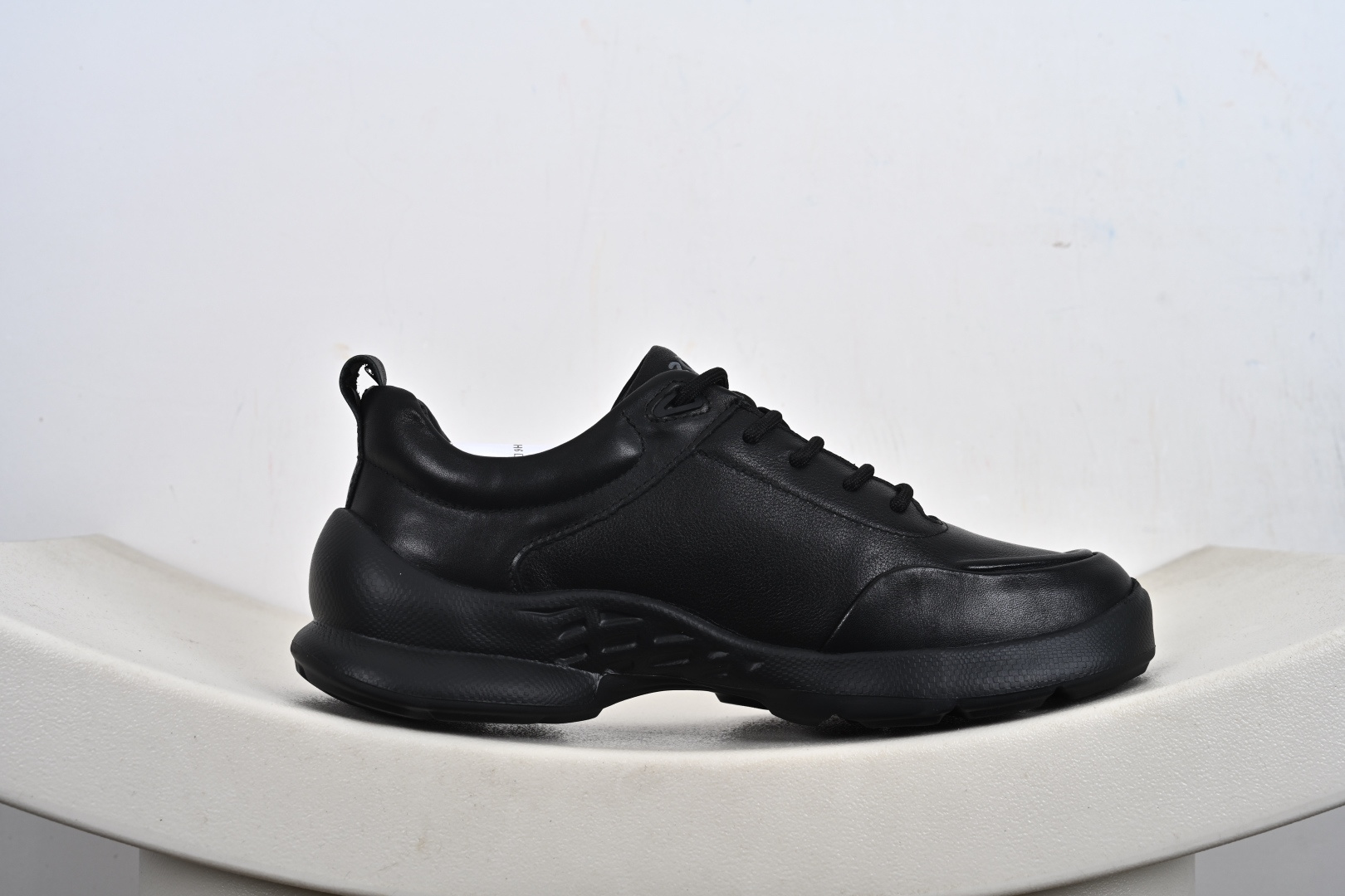 300 爱步运动鞋男鞋 秋冬真皮休闲防滑跑步鞋 825101