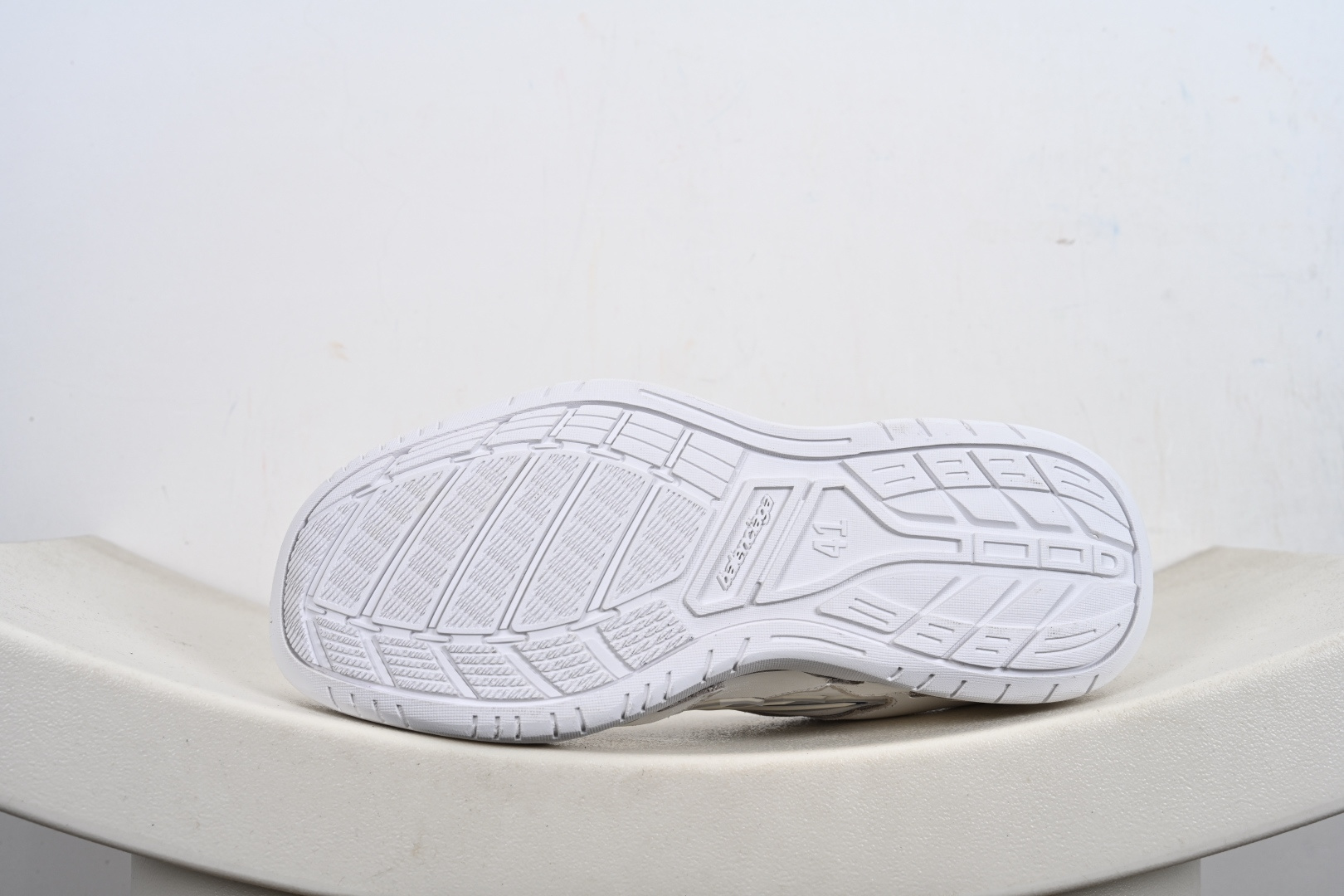 360 Balenciaga 巴黎世家 Hamptons 手工做旧款 牛皮革 复古圆头系带低帮休闲鞋 841765 WCURB 9141