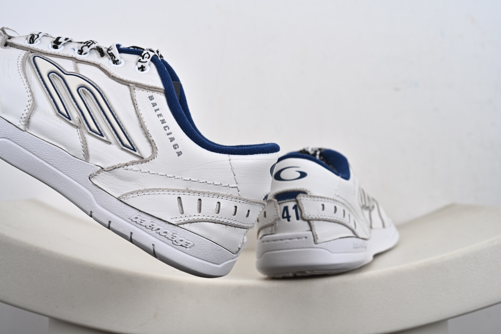 360 Balenciaga 巴黎世家 Hamptons 手工做旧款 牛皮革 复古圆头系带低帮休闲鞋 841765 WCURB 9141