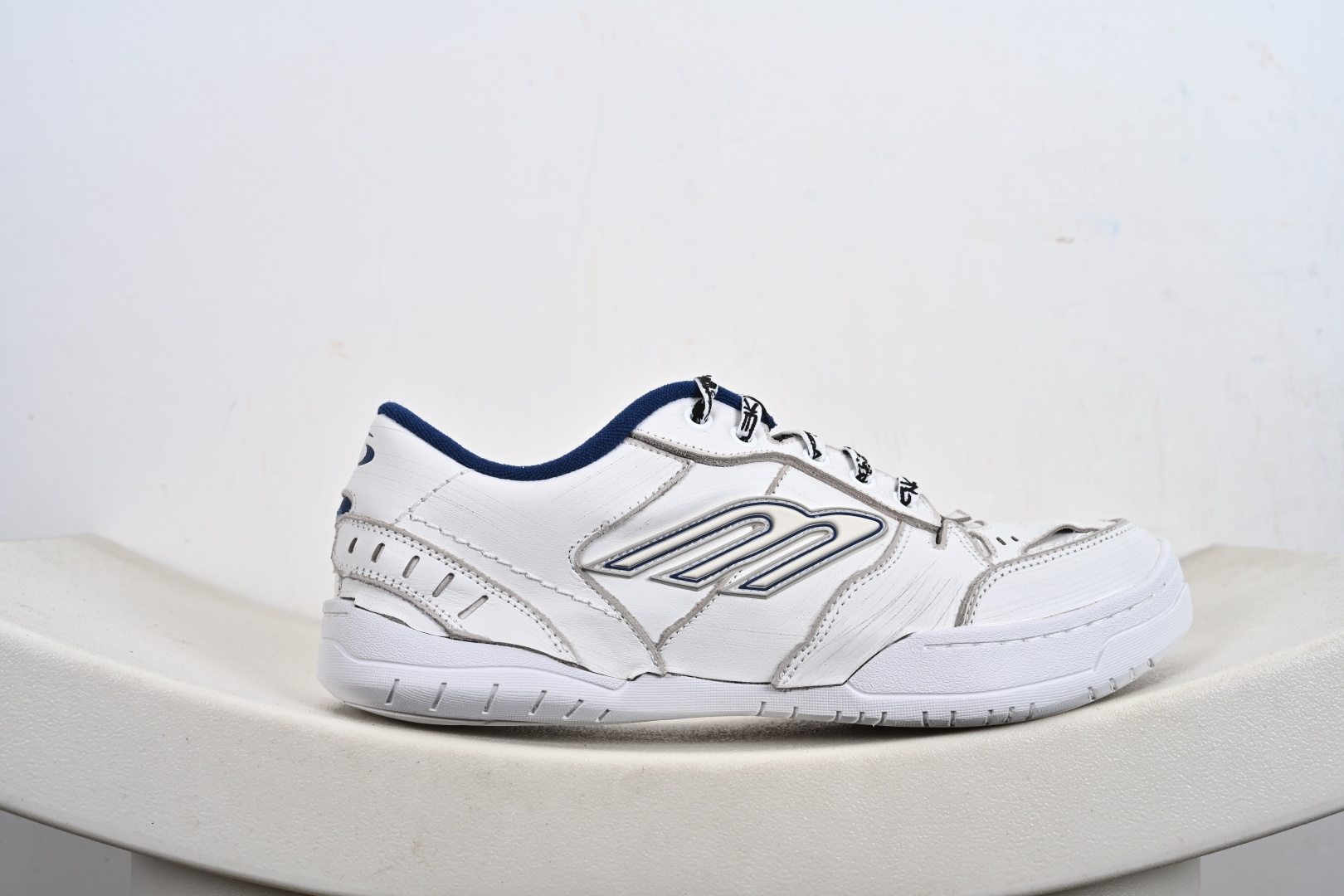 360 Balenciaga 巴黎世家 Hamptons 手工做旧款 牛皮革 复古圆头系带低帮休闲鞋 841765 WCURB 9141