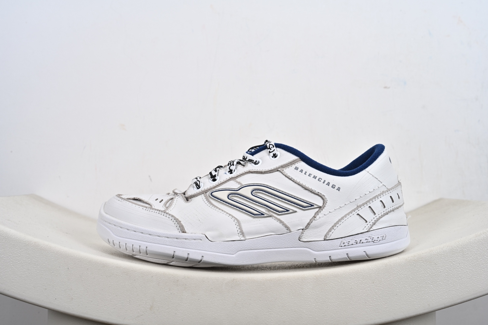 360 Balenciaga 巴黎世家 Hamptons 手工做旧款 牛皮革 复古圆头系带低帮休闲鞋 841765 WCURB 9141