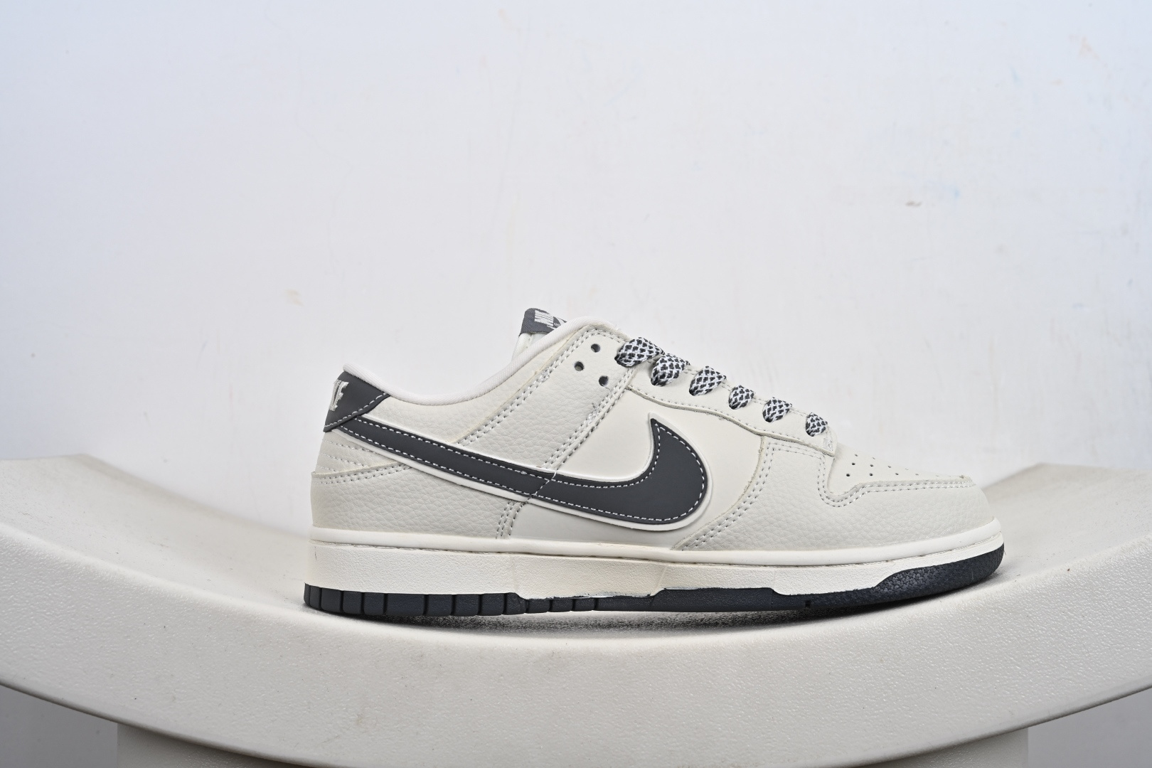 定制版高端定制NK SB Dunk Low “off white联名------白灰双沟” 高端定制 低帮休闲板鞋 SD8888-005