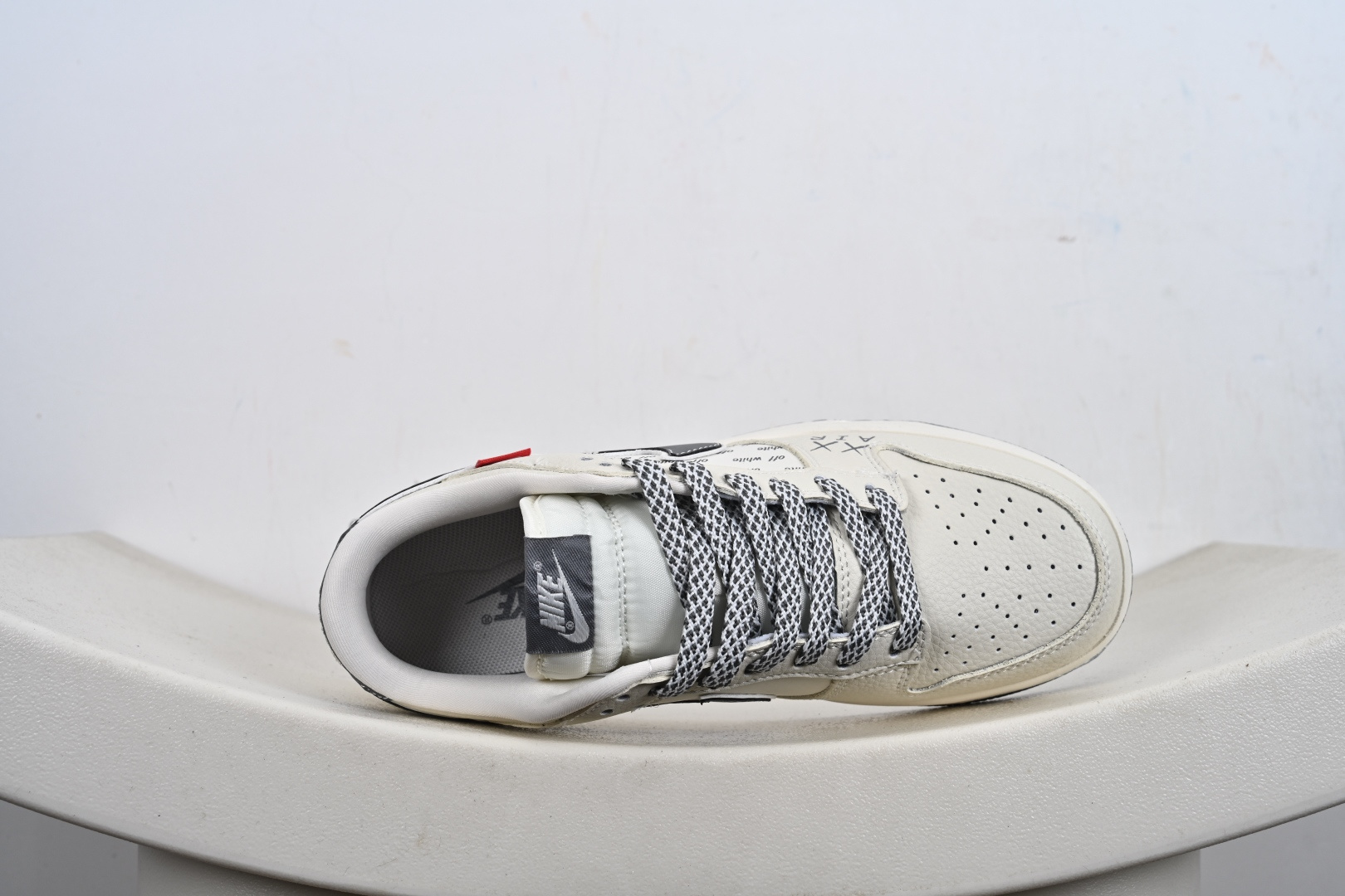 定制版高端定制NK SB Dunk Low “off white联名------白灰双沟” 高端定制 低帮休闲板鞋 SD8888-005