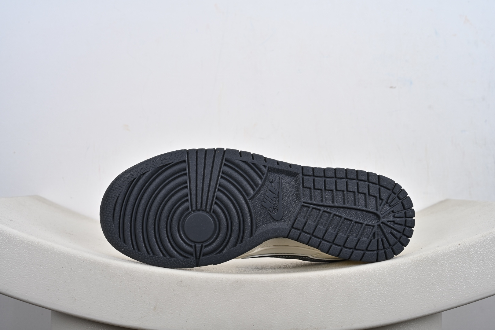 定制版高端定制NK SB Dunk Low “off white联名------白灰双沟” 高端定制 低帮休闲板鞋 SD8888-005