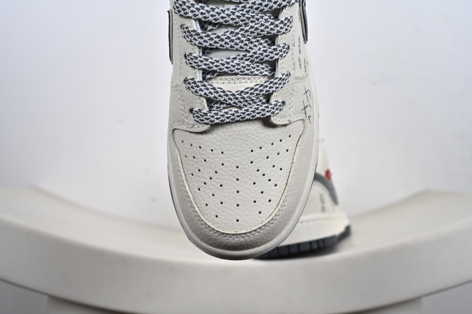 定制版高端定制NK SB Dunk Low “off white联名------白灰双沟” 高端定制 低帮休闲板鞋 SD8888-005