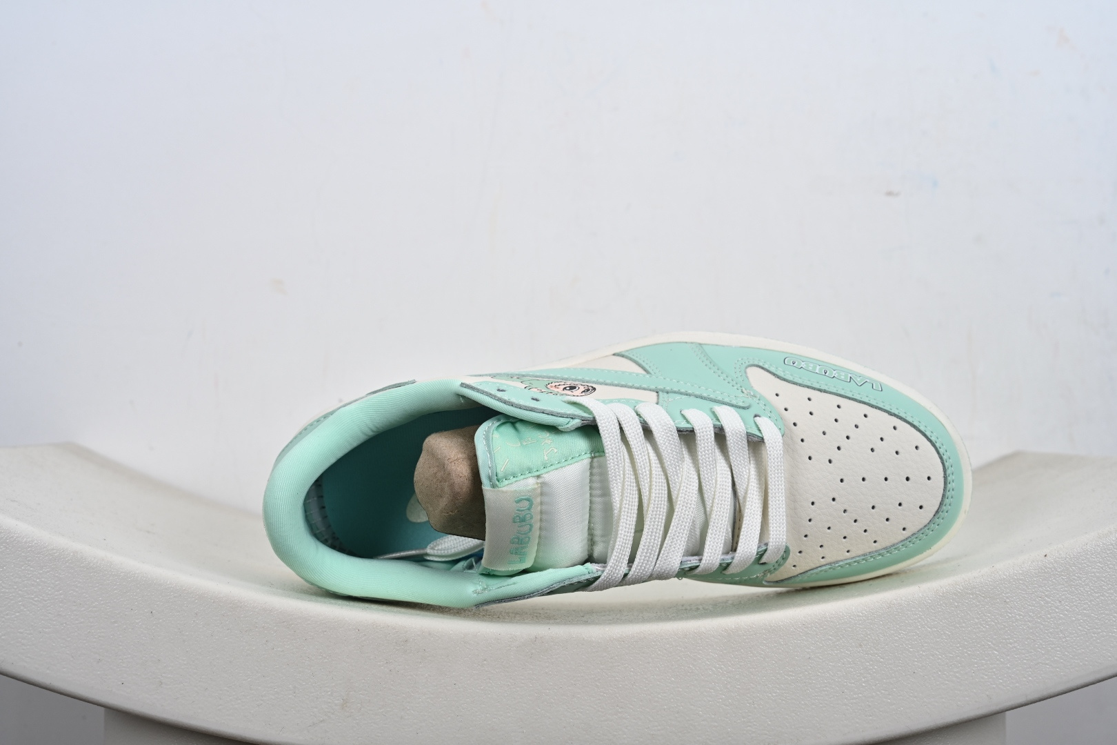 定制版Travis Scott x Jordan 1 Low “Labubu拉布布联名” 高端定制 乔丹倒勾低帮休闲板鞋 DD7866-115-莆田鞋,莆田鞋货源,高仿鞋,高仿鞋货源,安福档口,莆田高仿鞋,莆田鞋批发,高仿鞋批发,莆田高仿运动鞋,高仿运动鞋,莆田运动鞋 定制版Travis Scott x Jordan 1 Low “Labubu拉布布联名” 高端定制 乔丹倒勾低帮休闲板鞋 DD7866-115