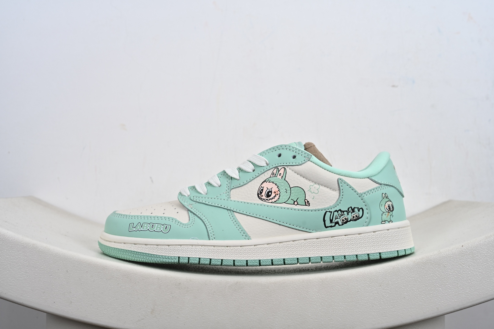 定制版Travis Scott x Jordan 1 Low “Labubu拉布布联名” 高端定制 乔丹倒勾低帮休闲板鞋 DD7866-115-莆田鞋,莆田鞋货源,高仿鞋,高仿鞋货源,安福档口,莆田高仿鞋,莆田鞋批发,高仿鞋批发,莆田高仿运动鞋,高仿运动鞋,莆田运动鞋 定制版Travis Scott x Jordan 1 Low “Labubu拉布布联名” 高端定制 乔丹倒勾低帮休闲板鞋 DD7866-115