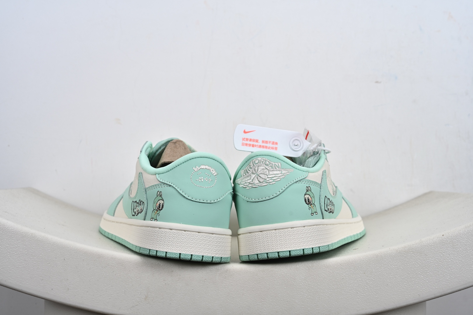 定制版Travis Scott x Jordan 1 Low “Labubu拉布布联名” 高端定制 乔丹倒勾低帮休闲板鞋 DD7866-115-莆田鞋,莆田鞋货源,高仿鞋,高仿鞋货源,安福档口,莆田高仿鞋,莆田鞋批发,高仿鞋批发,莆田高仿运动鞋,高仿运动鞋,莆田运动鞋 定制版Travis Scott x Jordan 1 Low “Labubu拉布布联名” 高端定制 乔丹倒勾低帮休闲板鞋 DD7866-115