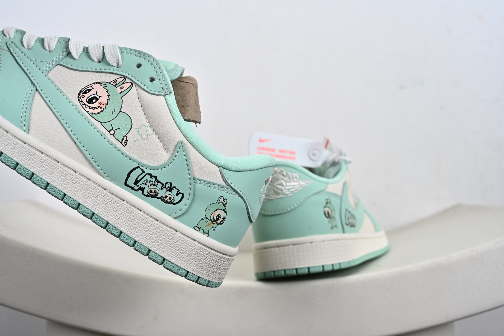 定制版Travis Scott x Jordan 1 Low “Labubu拉布布联名” 高端定制 乔丹倒勾低帮休闲板鞋 DD7866-115-莆田鞋,莆田鞋货源,高仿鞋,高仿鞋货源,安福档口,莆田高仿鞋,莆田鞋批发,高仿鞋批发,莆田高仿运动鞋,高仿运动鞋,莆田运动鞋 定制版Travis Scott x Jordan 1 Low “Labubu拉布布联名” 高端定制 乔丹倒勾低帮休闲板鞋 DD7866-115