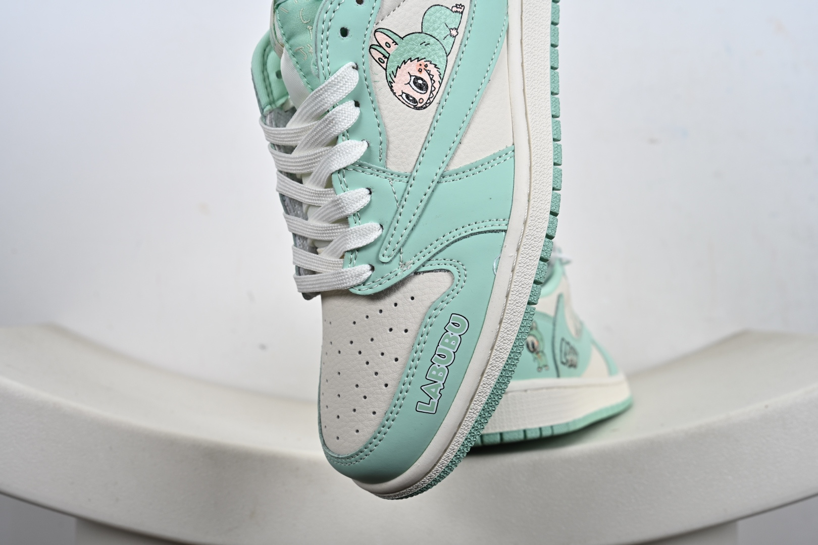 定制版Travis Scott x Jordan 1 Low “Labubu拉布布联名” 高端定制 乔丹倒勾低帮休闲板鞋 DD7866-115-莆田鞋,莆田鞋货源,高仿鞋,高仿鞋货源,安福档口,莆田高仿鞋,莆田鞋批发,高仿鞋批发,莆田高仿运动鞋,高仿运动鞋,莆田运动鞋 定制版Travis Scott x Jordan 1 Low “Labubu拉布布联名” 高端定制 乔丹倒勾低帮休闲板鞋 DD7866-115