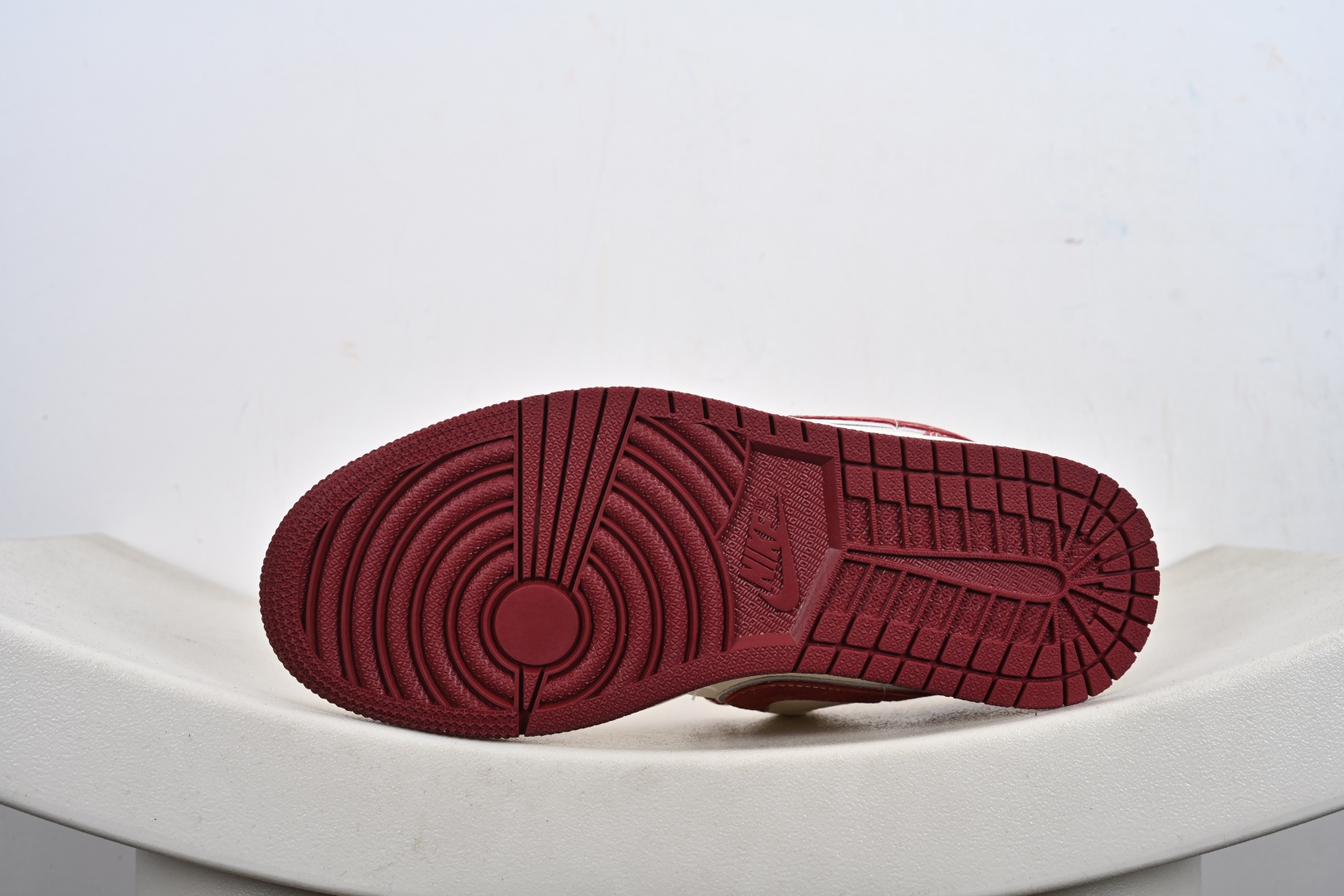 定制版Nike Jordan Air Jordan 1“斯图西联名——酒红猪八” LR8888-016