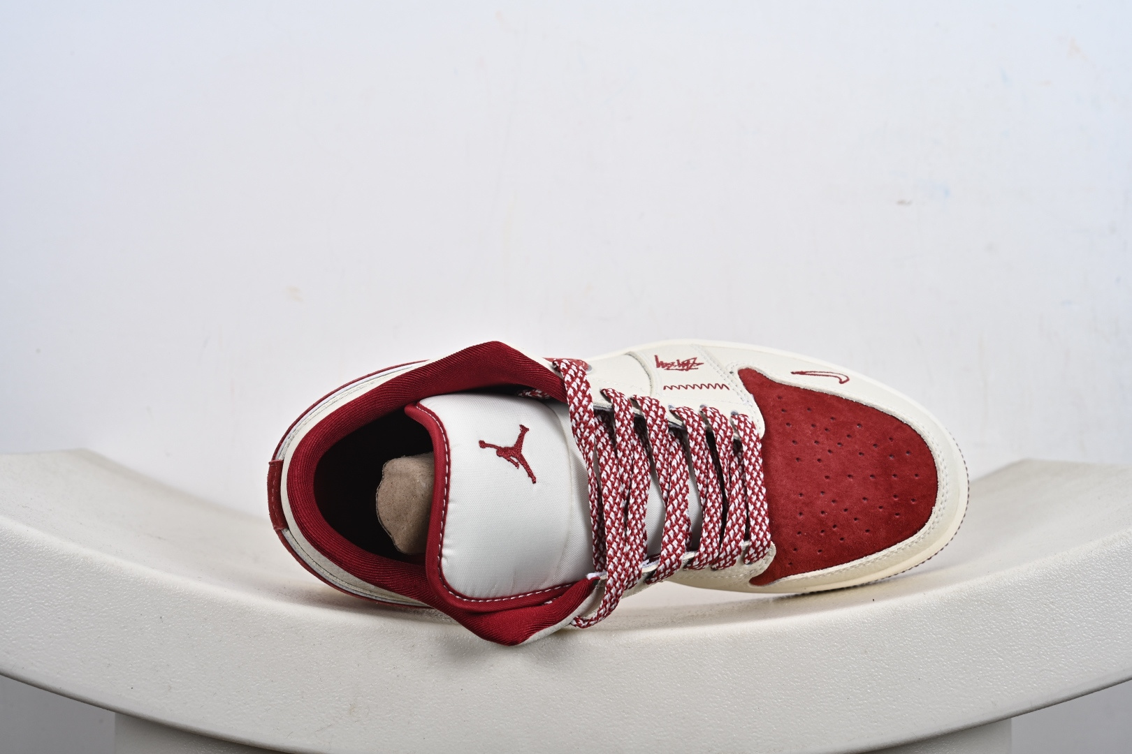 定制版Nike Jordan Air Jordan 1“斯图西联名——酒红猪八” LR8888-016