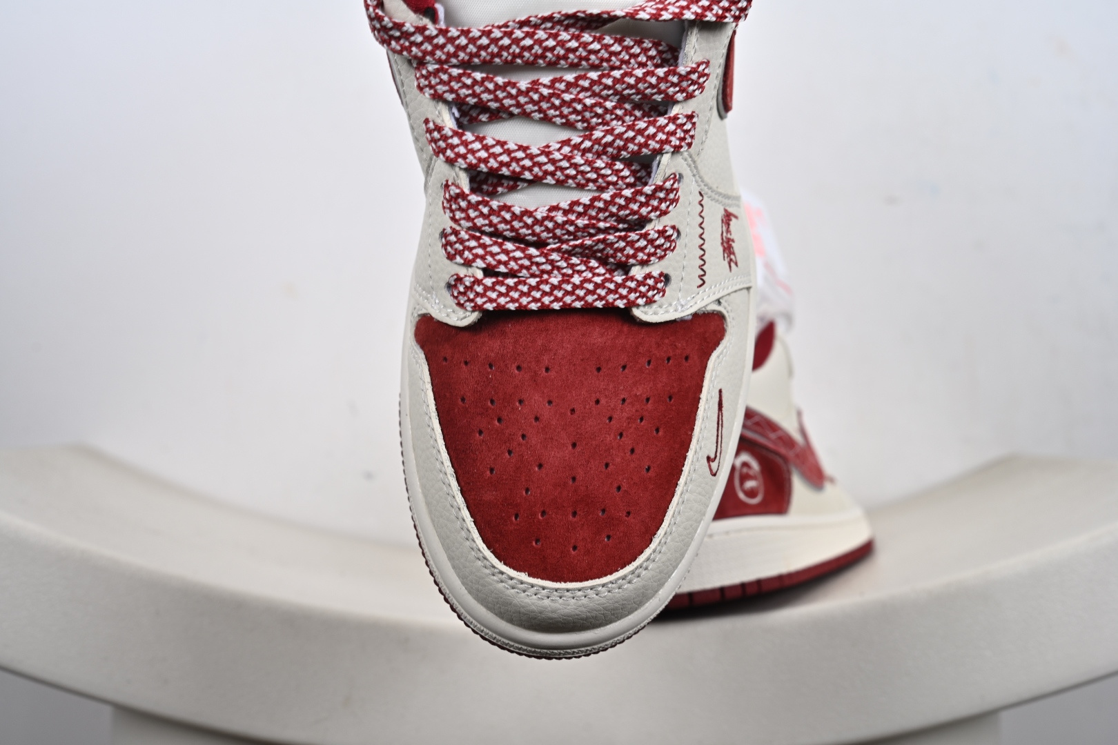 定制版Nike Jordan Air Jordan 1“斯图西联名——酒红猪八” LR8888-016