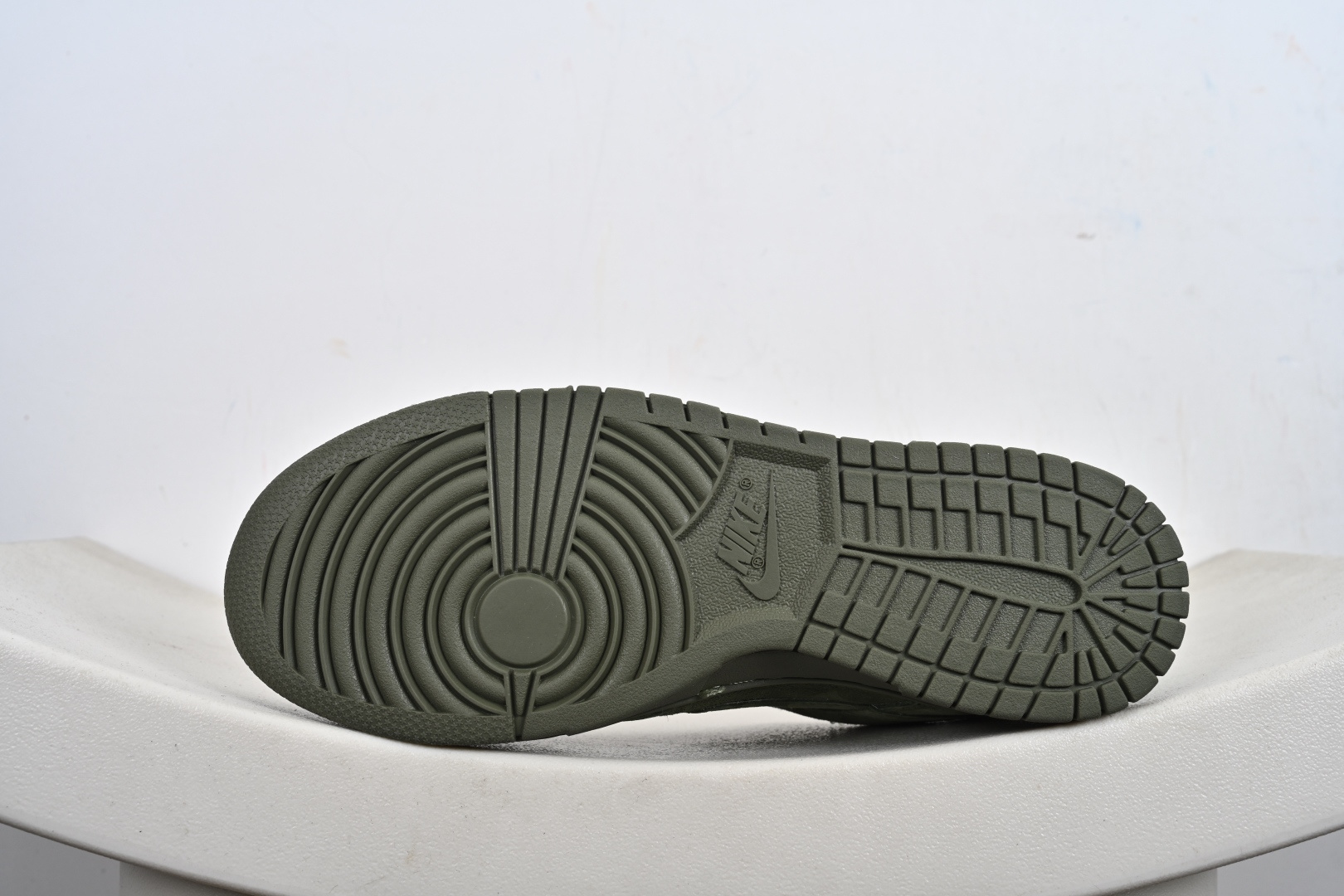 260 定制版Nike SB Dunk Low “Superme联名------军绿麂皮” 高端定制 低帮休闲板鞋 SD8888-003