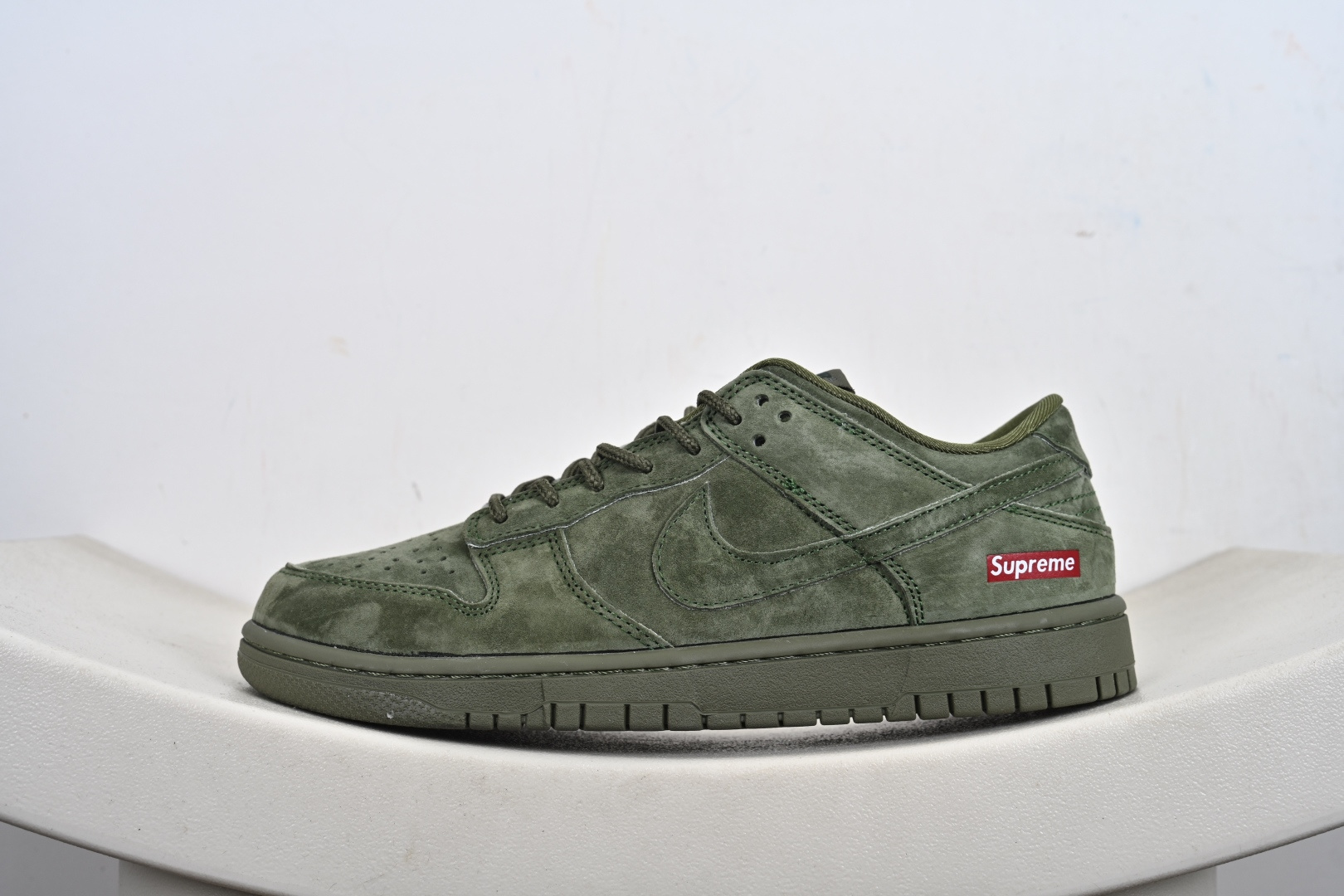 260 定制版Nike SB Dunk Low “Superme联名------军绿麂皮” 高端定制 低帮休闲板鞋 SD8888-003