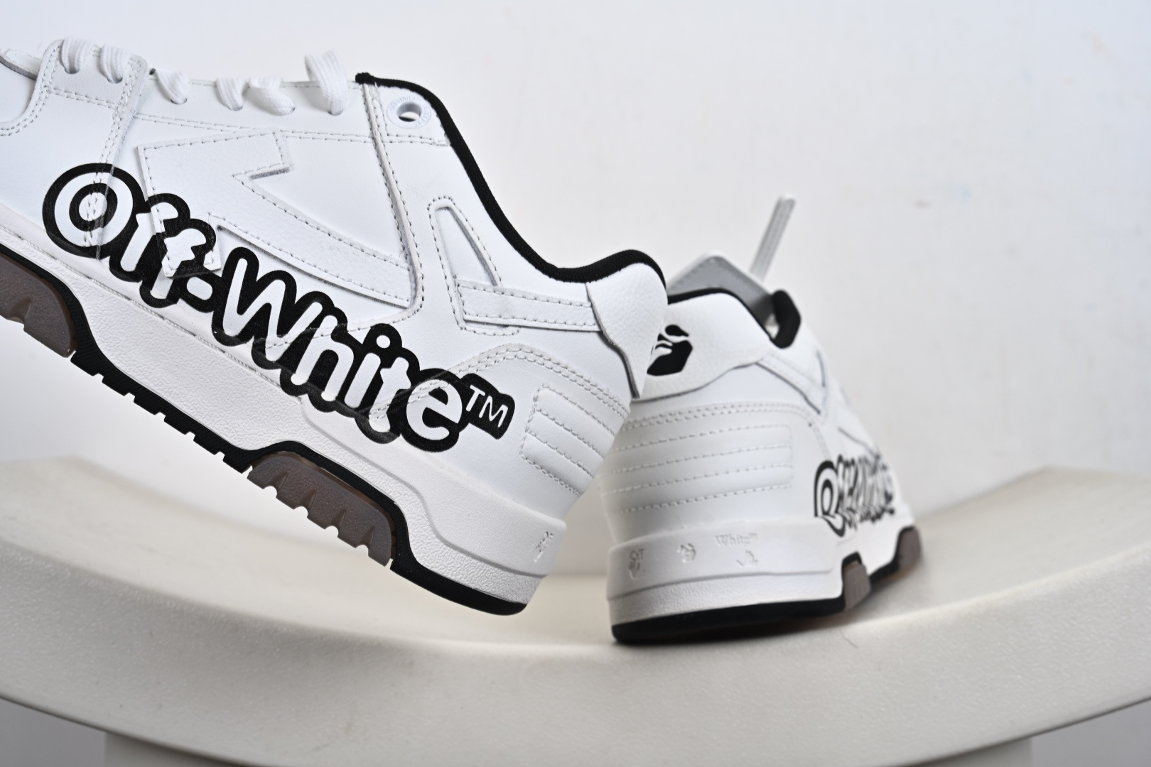 320 OFF-WHITE Out Of Office 低帮系带时尚板鞋 OMIA189S24LEA0170511 OMIA189S24LEA0110555 OMIA189S22LEA0041001 OMIA189S22LEA0040110